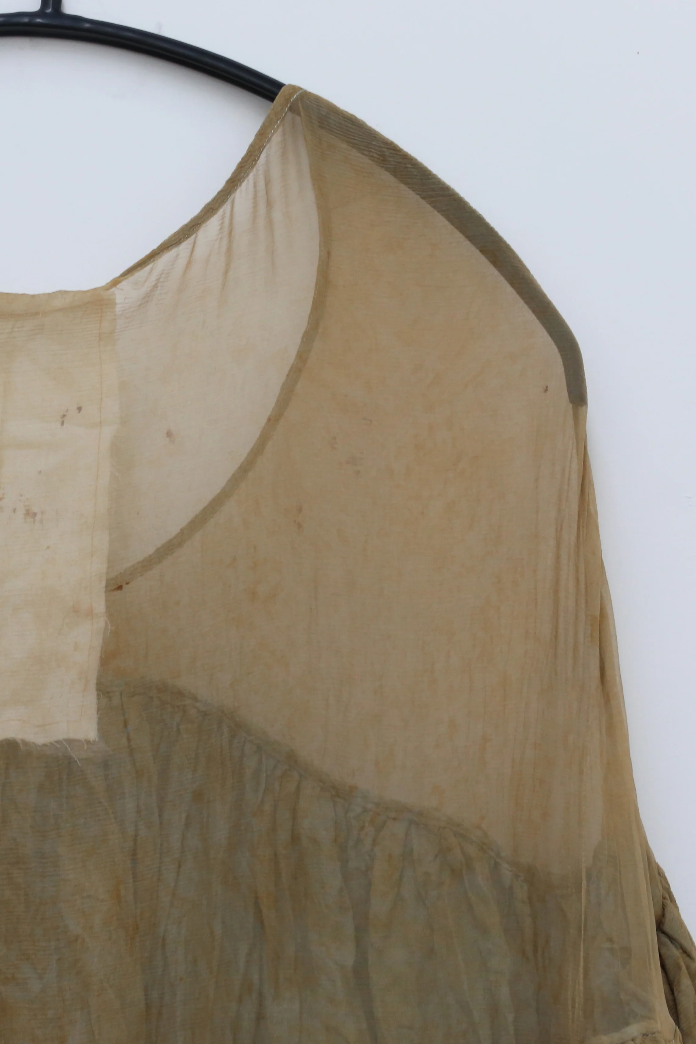 A research on elapsing, a hand-dyed double-layered linen and sheer lace blouse series with multi-pleated hem, ELP-z-7055-HRZONG, floral-dyed brown. - Image 9
