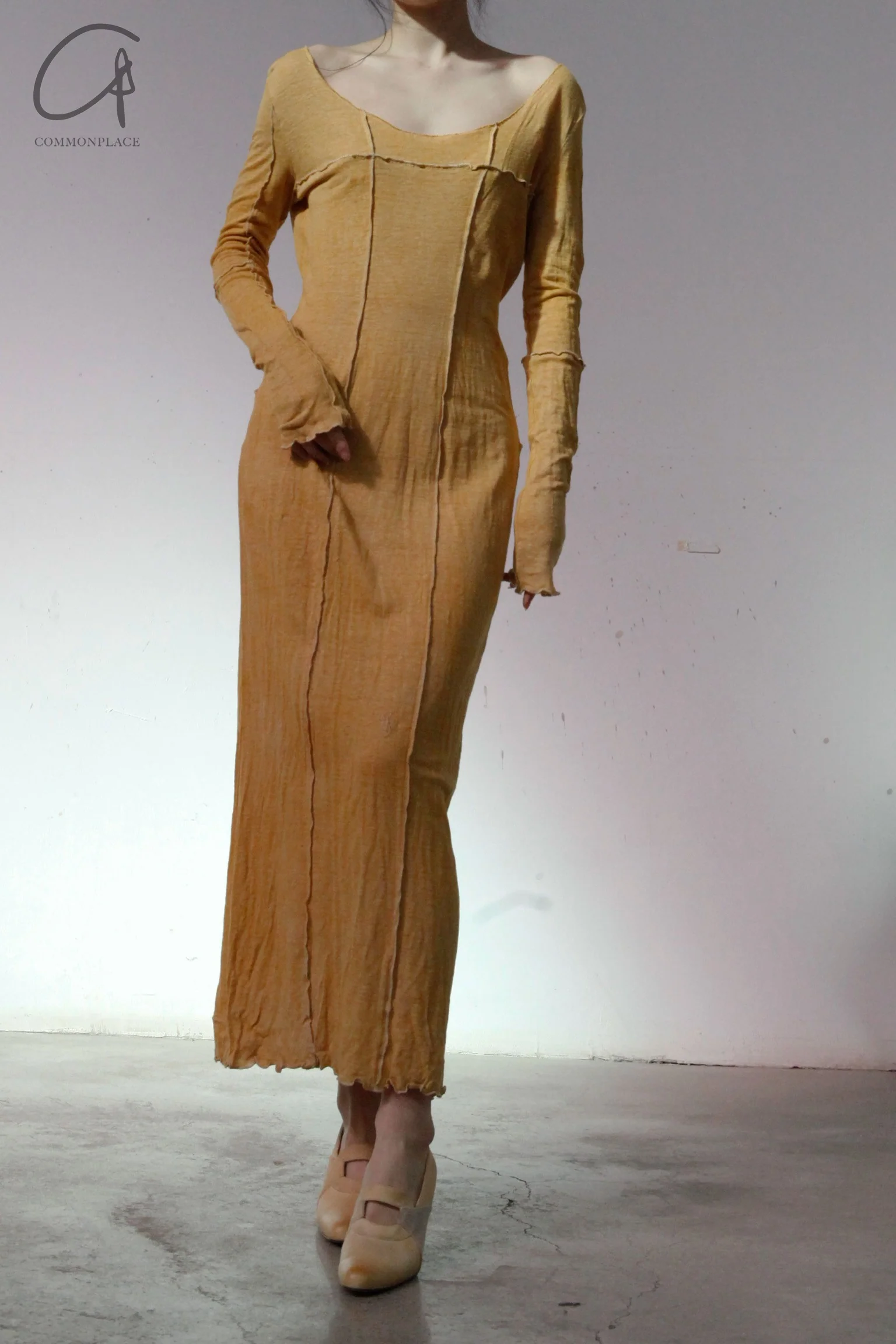 a research of elapsing rust-dyed cotton and linen dress Z-6833 - Image 5