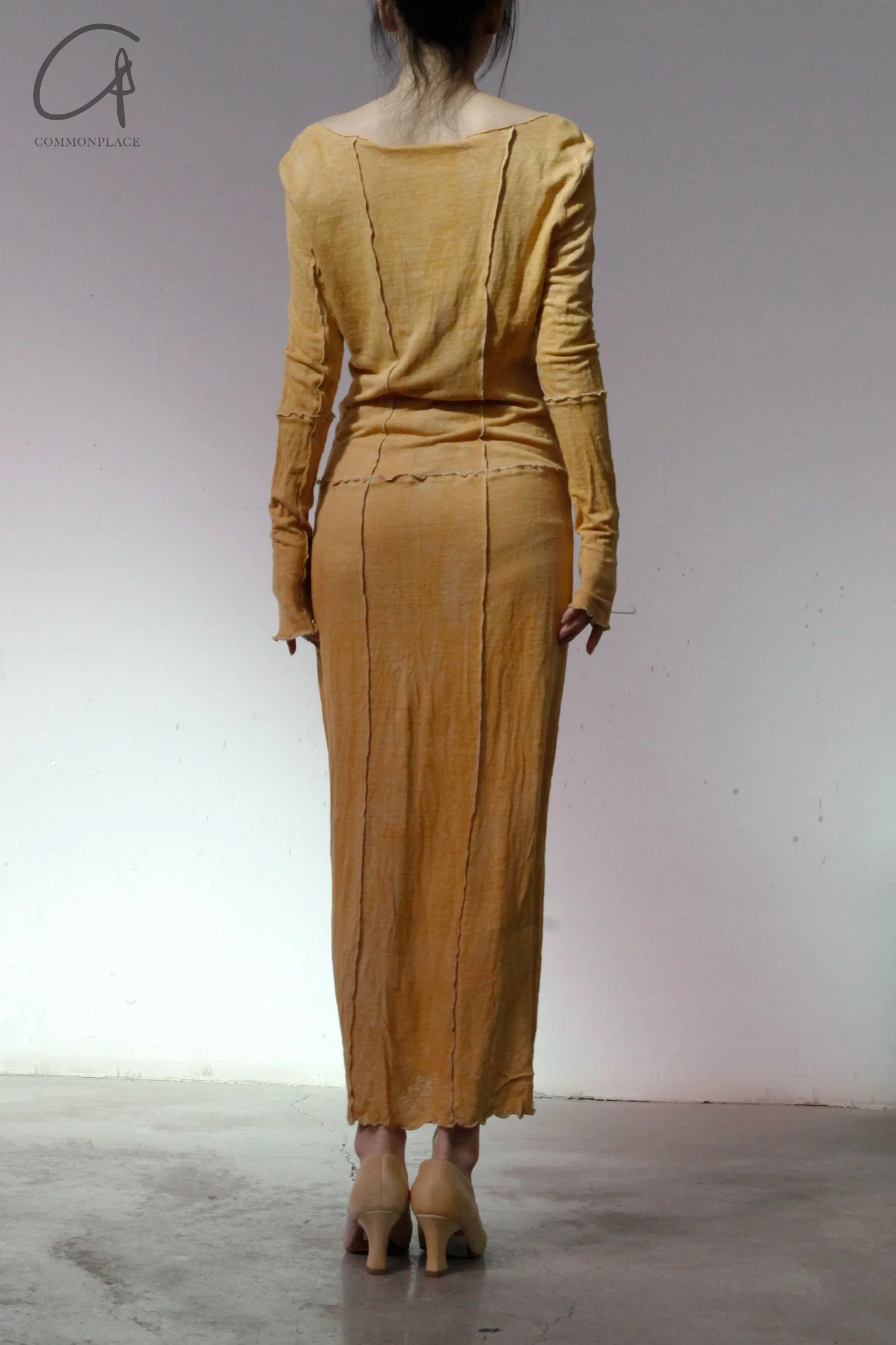 a research of elapsing rust-dyed cotton and linen dress Z-6833 - Image 6