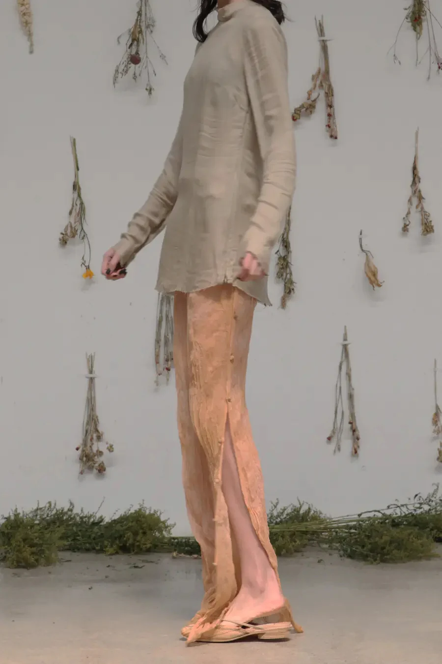 a research of elapsing Z-6860 orange silk sheer trousers - Image 3