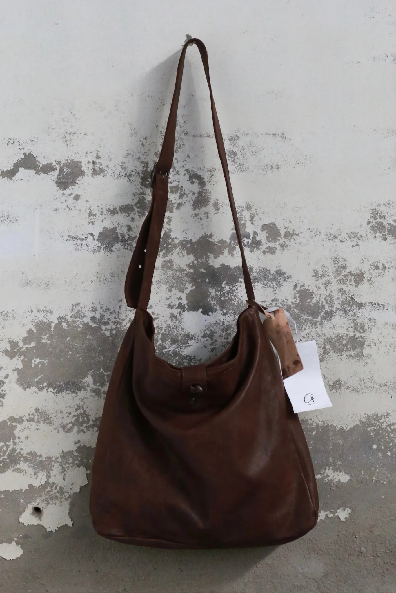 AVIVA JIFEI XUE X Tagliovivo Collaboration 2025 Autumn/Winter Hand-dyed Crossbody Bag, Craftsman AJX-CROSSBODYL-H.D. LAMBSKIN-UMBER