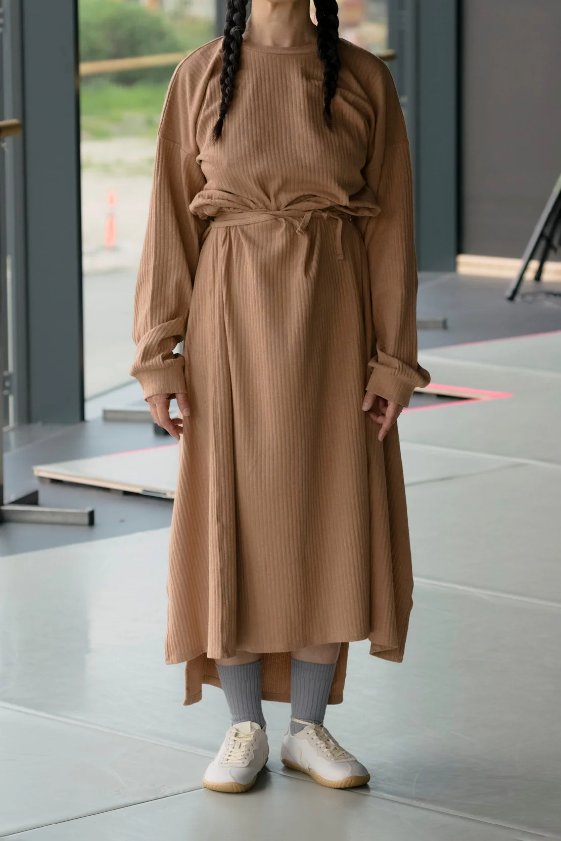 BASERANGE long-sleeved dress with drawstring waist, part of the DRSH collection, Portugal. BAS-DRSH-CR-SP26-LB (LABURNUM BROWN)