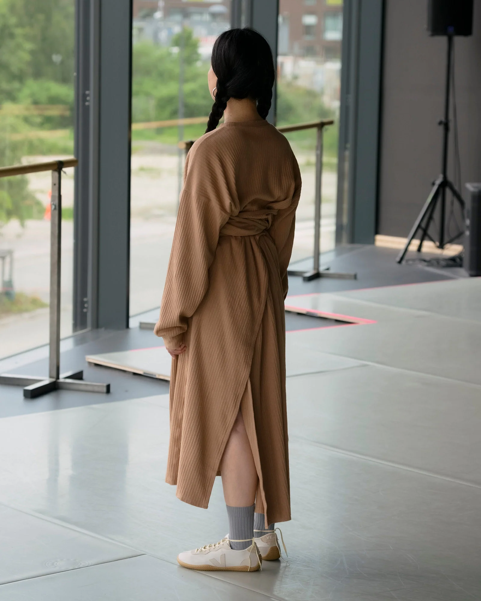 BASERANGE long-sleeved dress with drawstring waist, part of the DRSH collection, Portugal. BAS-DRSH-CR-SP26-LB (LABURNUM BROWN) - Image 5