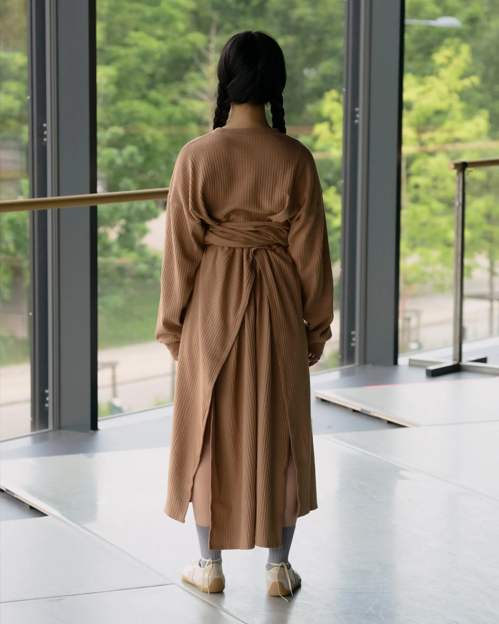 BASERANGE long-sleeved dress with drawstring waist, part of the DRSH collection, Portugal. BAS-DRSH-CR-SP26-LB (LABURNUM BROWN) - Image 6