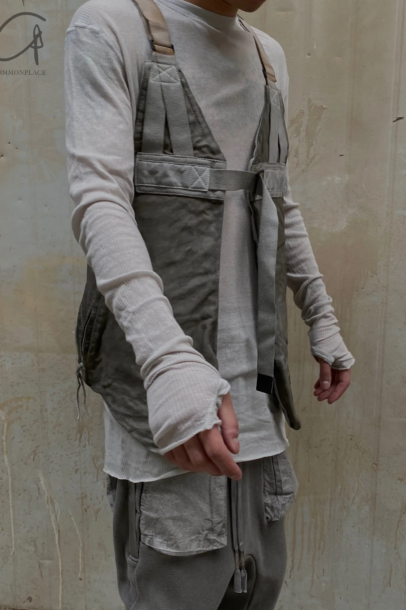 BORIS BIDJAN SABERI strap, a band -type shoulder AW22 VEST BAG 2.1 FMM20006 carbon gray - Image 4