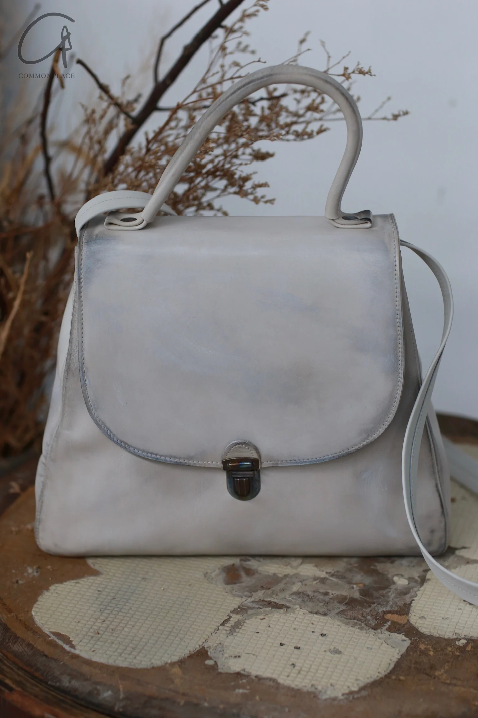 Cherevichkiotvichki 113 series collection British handmade calfskin single-layer lock bag CHE-105-C-ZBAI PC666 dirty white