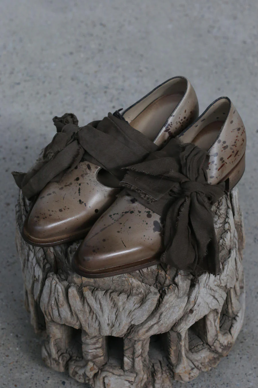 Cherevichkiotvichki bandage pointed leather shoes 51-2020