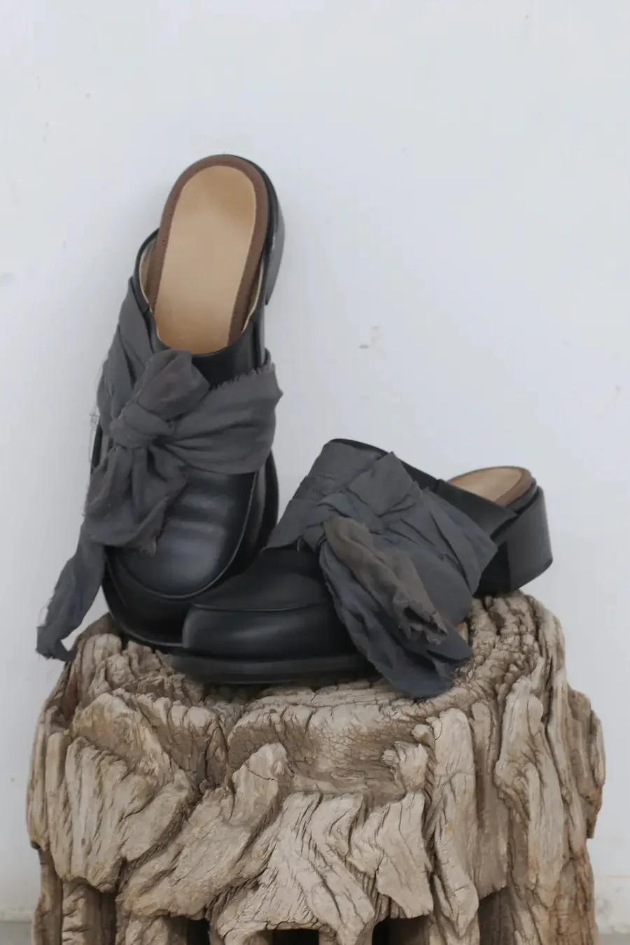Cherevichkiotvichki 15 series silk lace-up mosinka closed-toe slippers CHE-15SS17-HEI black - Image 2
