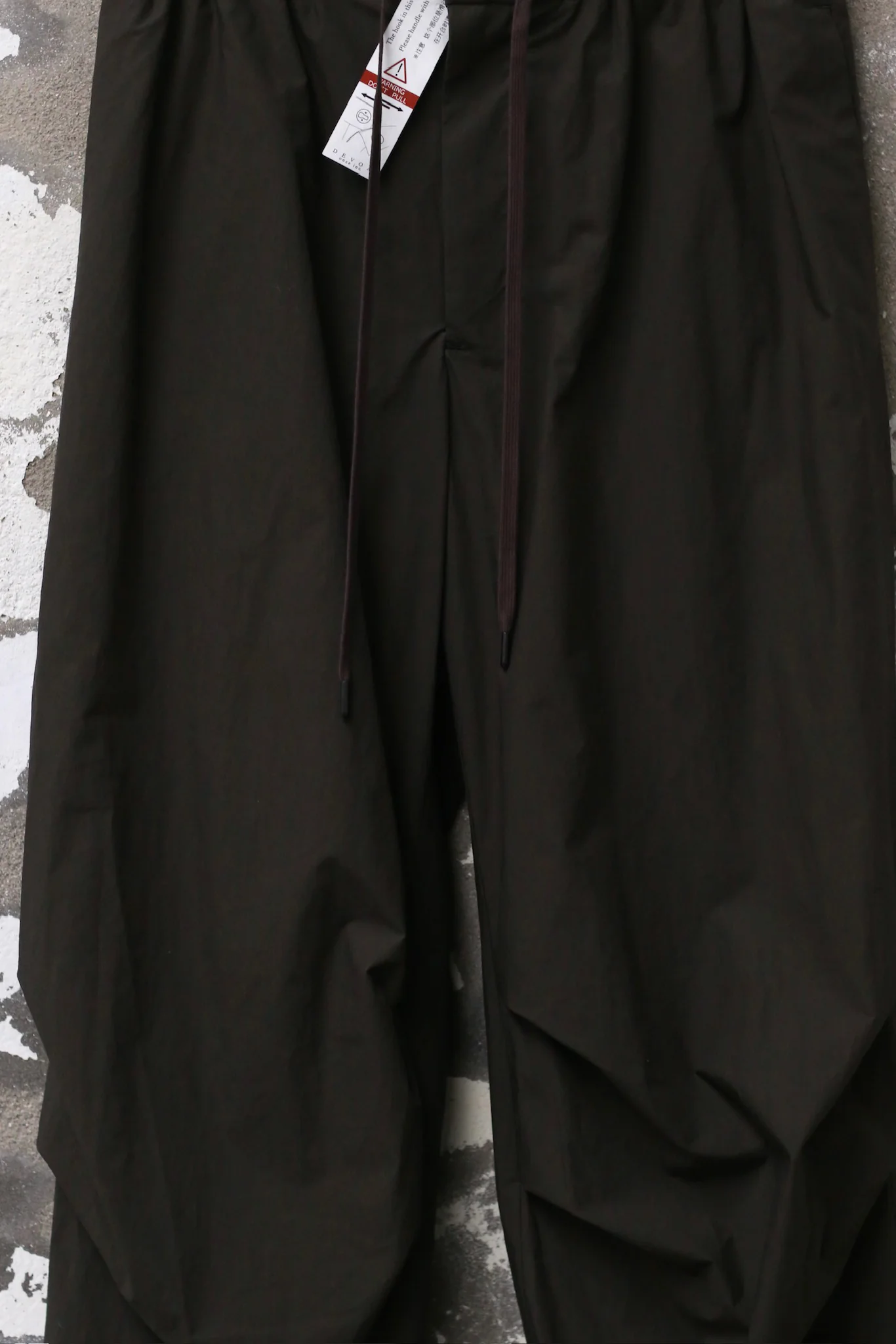 DEVOA 25 Spring/Summer Pleated Loose Pants DVA-PTJ-DTGK-KHAKI GRAY - Image 2