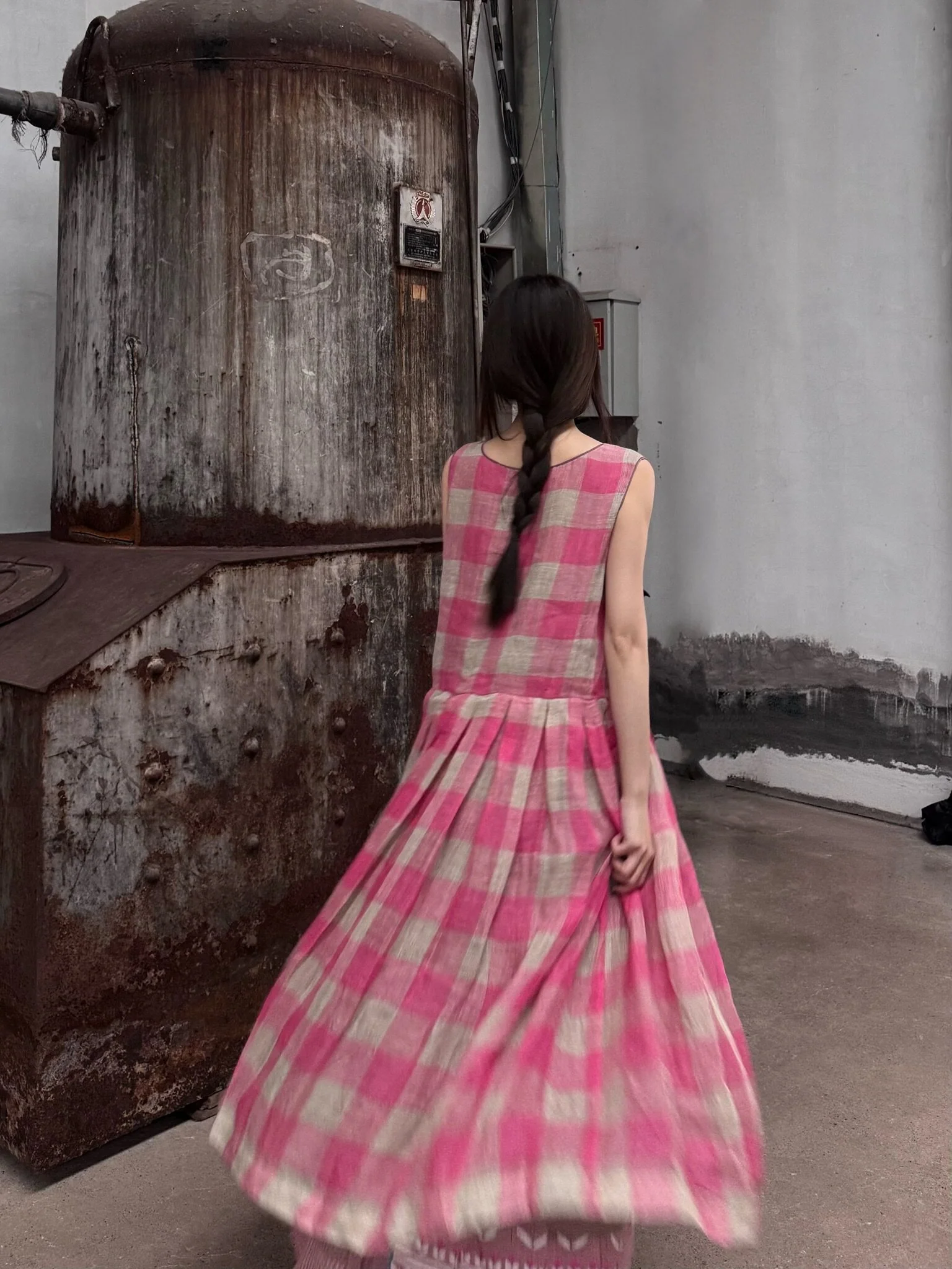 EKA Spring/Summer 2026 Hand-woven Checkered Gauze Sleeveless Pleated Midi Dress EKA-SS2693BASIL-1-ROUGE PINK - Image 12