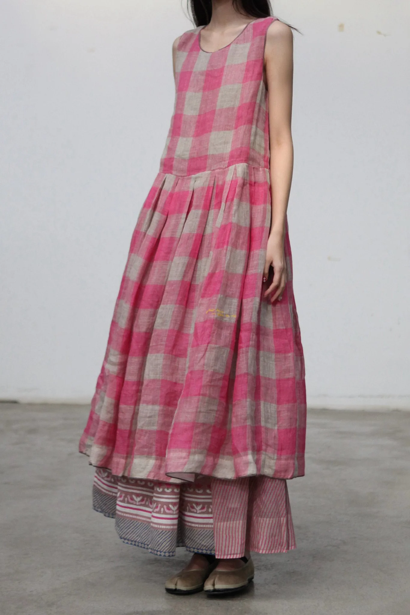 EKA Spring/Summer 2026 Hand-woven Checkered Gauze Sleeveless Pleated Midi Dress EKA-SS2693BASIL-1-ROUGE PINK - Image 2