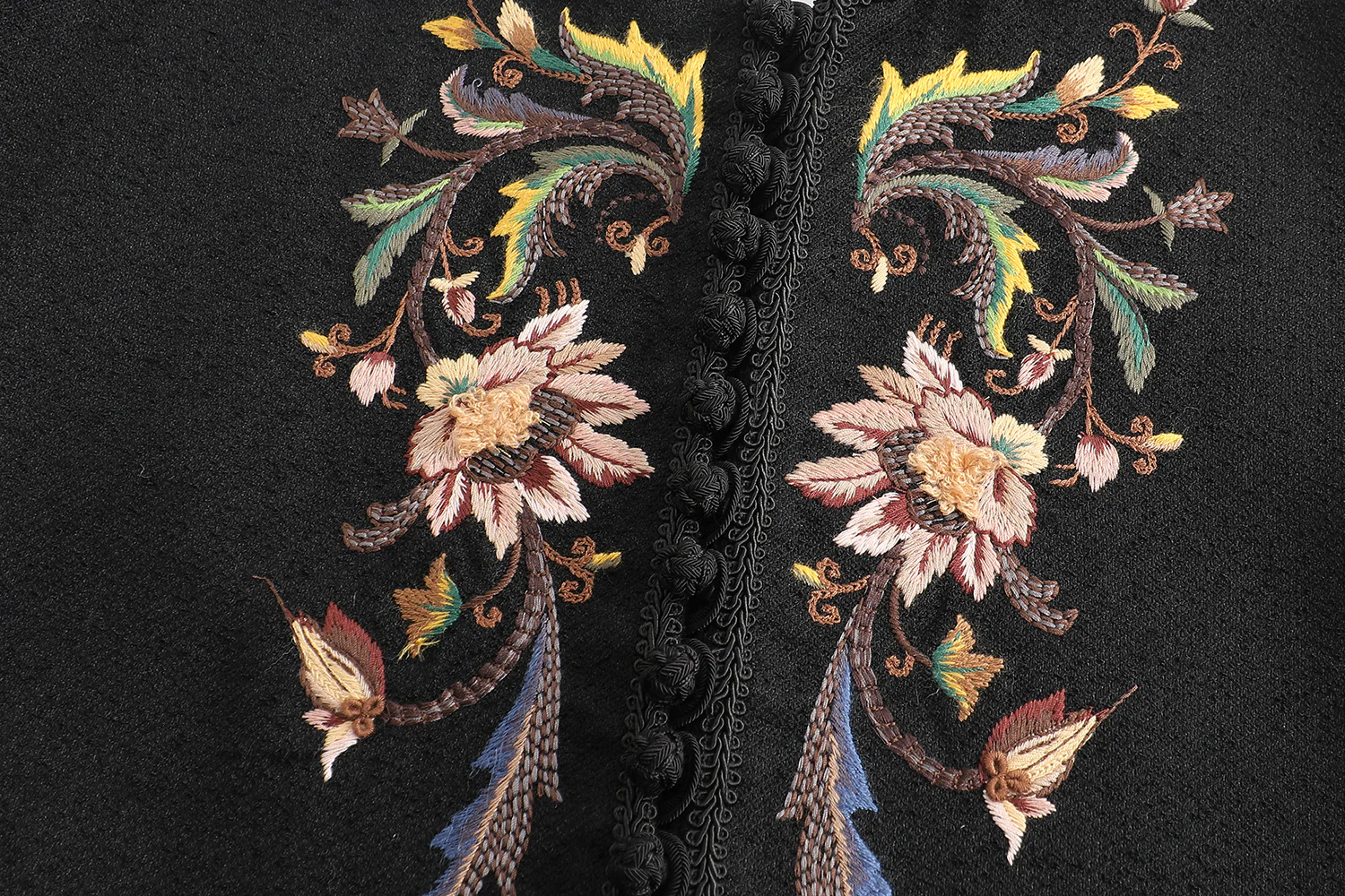 IN TO THE EAST 2025 Autumn/Winter Floral Embroidered Long Coat ITE-E1DGAW063BL22CO-HEI Black - Image 10