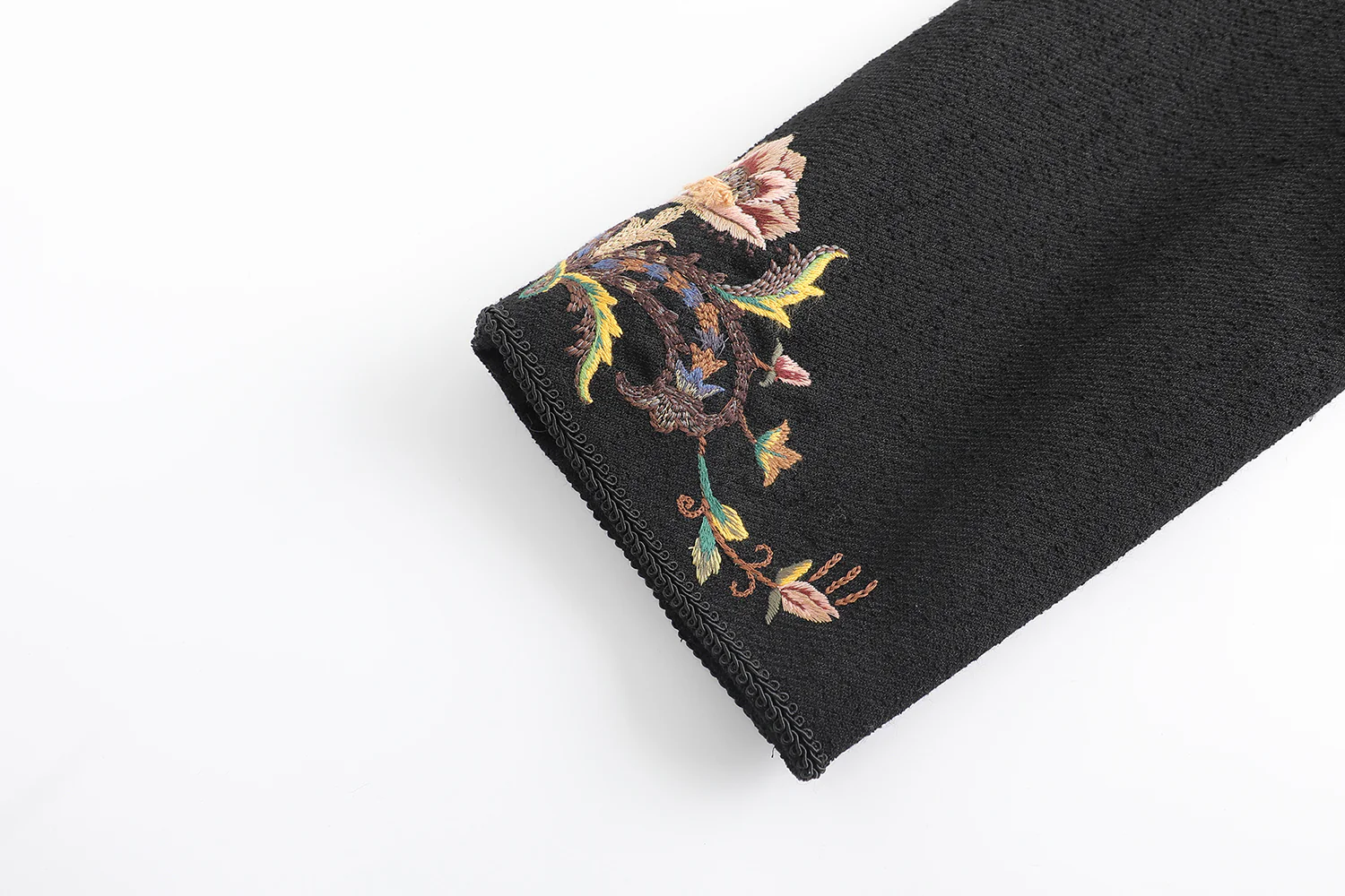 IN TO THE EAST 2025 Autumn/Winter Floral Embroidered Long Coat ITE-E1DGAW063BL22CO-HEI Black - Image 11