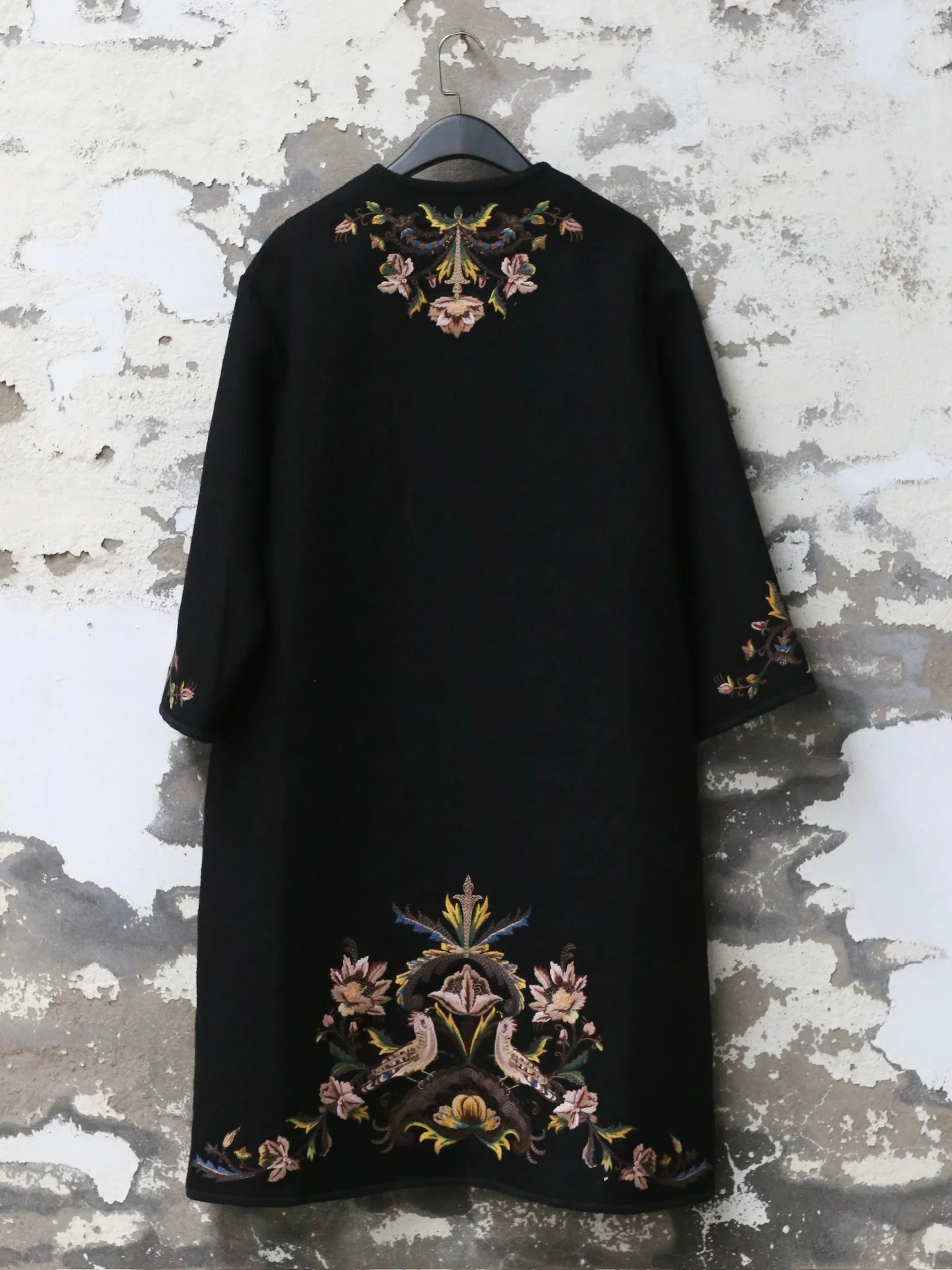 IN TO THE EAST 2025 Autumn/Winter Floral Embroidered Long Coat ITE-E1DGAW063BL22CO-HEI Black - Image 12