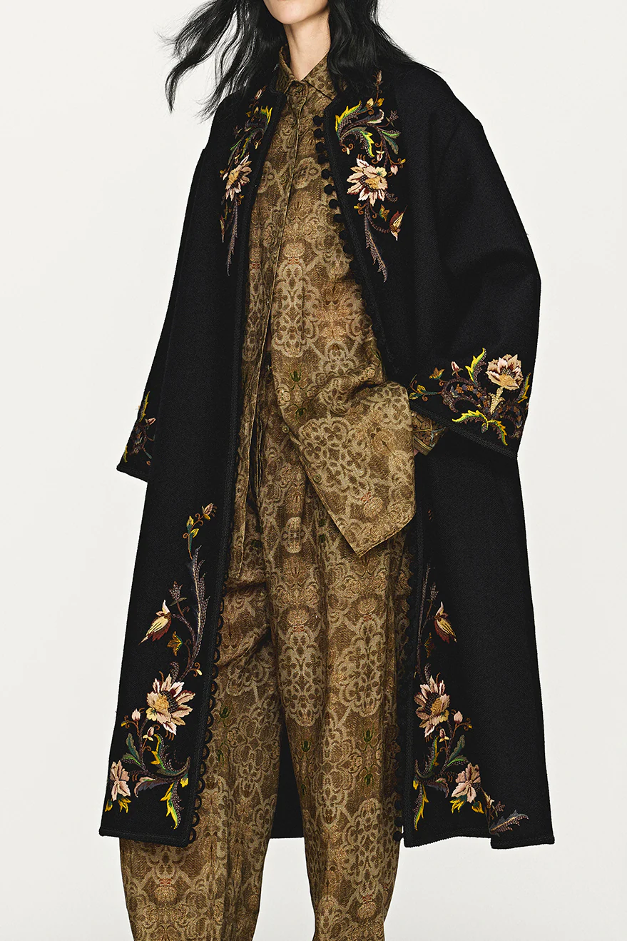IN TO THE EAST 2025 Autumn/Winter Floral Embroidered Long Coat ITE-E1DGAW063BL22CO-HEI Black - Image 2