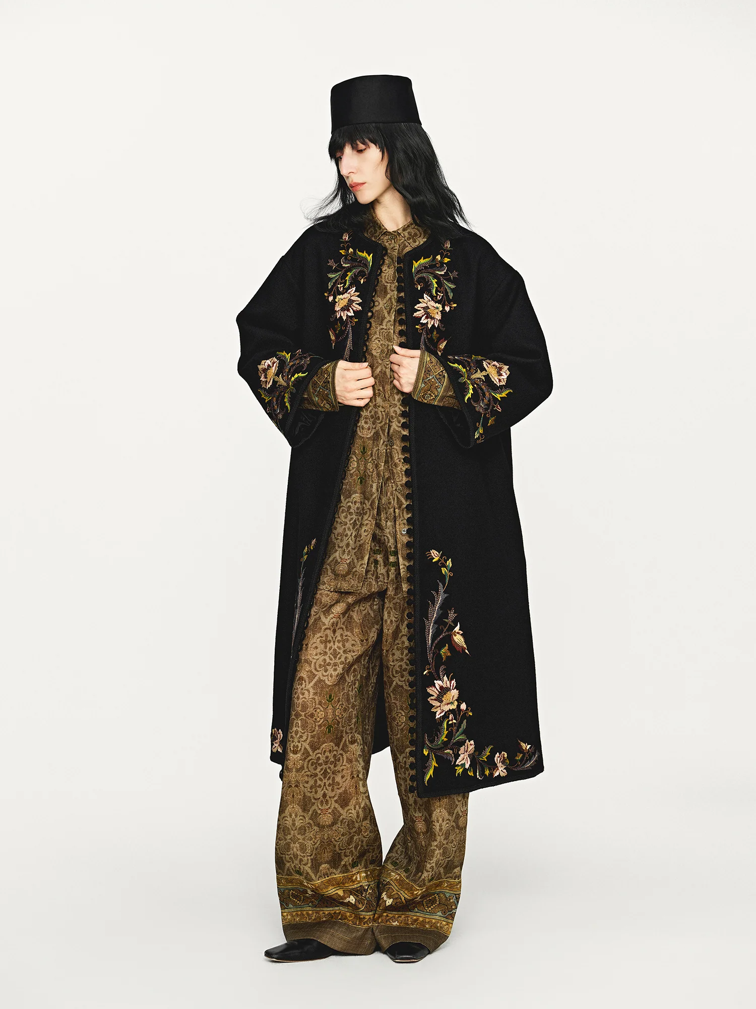 IN TO THE EAST 2025 Autumn/Winter Floral Embroidered Long Coat ITE-E1DGAW063BL22CO-HEI Black - Image 3