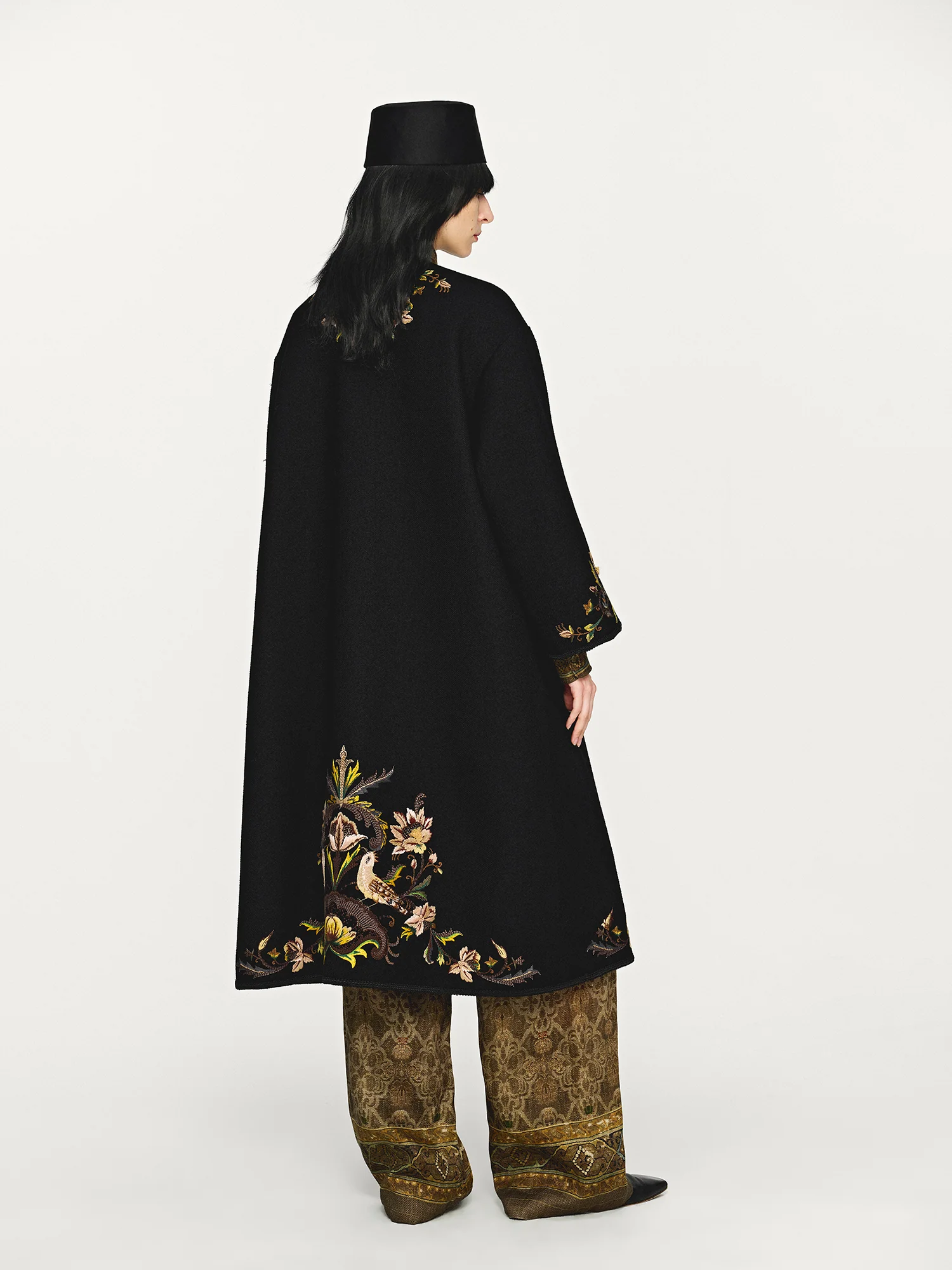 IN TO THE EAST 2025 Autumn/Winter Floral Embroidered Long Coat ITE-E1DGAW063BL22CO-HEI Black - Image 4