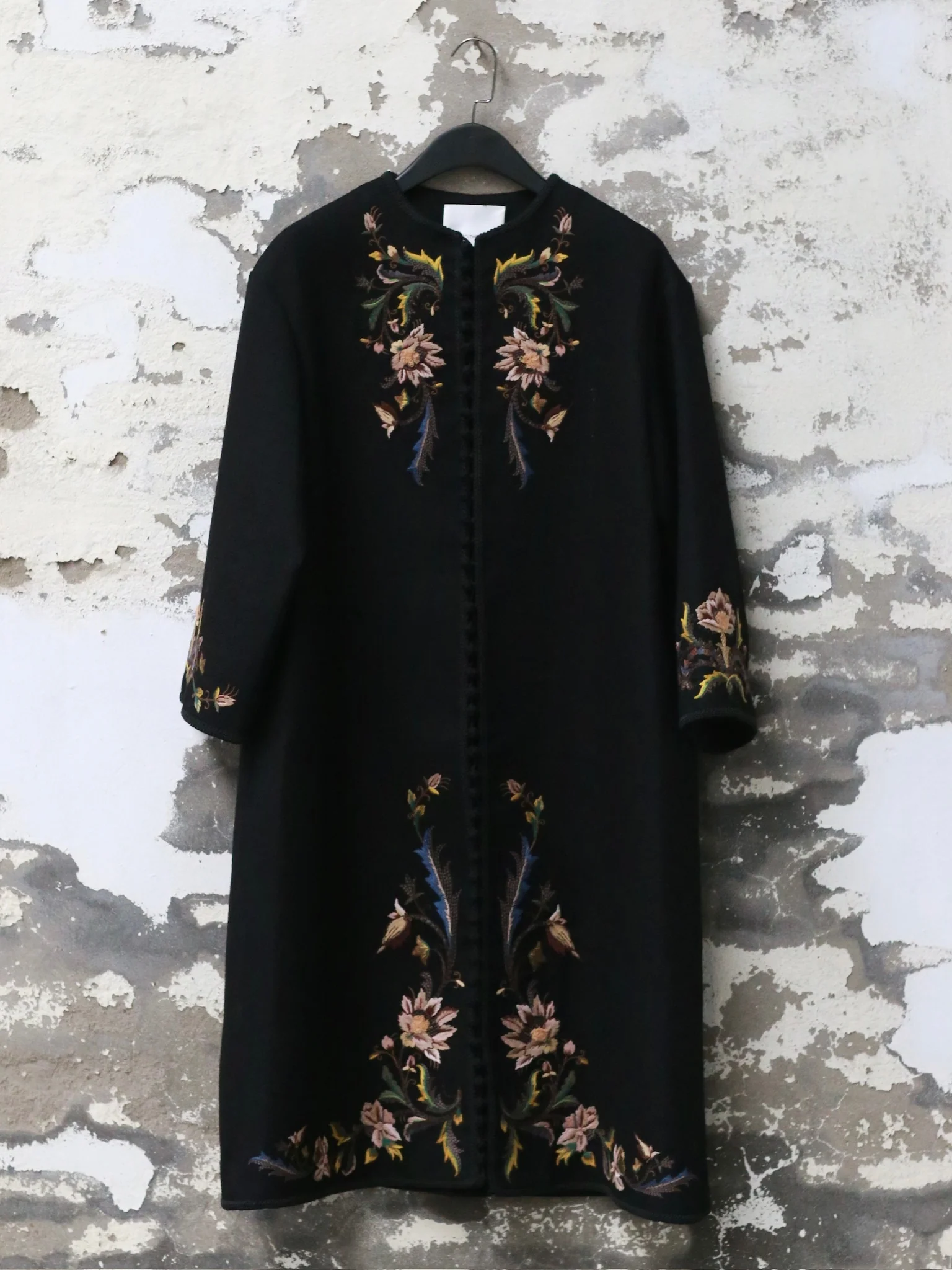 IN TO THE EAST 2025 Autumn/Winter Floral Embroidered Long Coat ITE-E1DGAW063BL22CO-HEI Black - Image 7