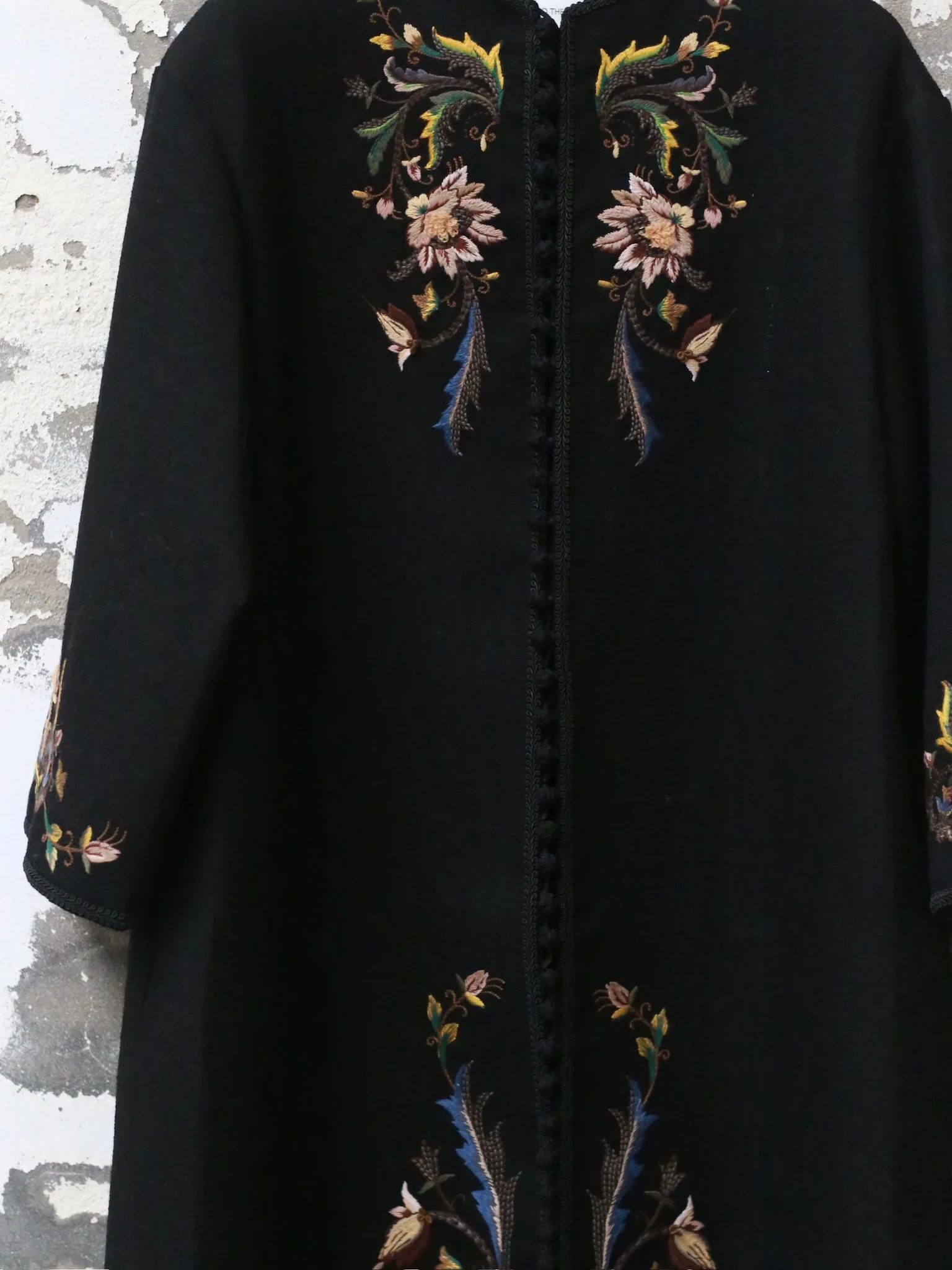 IN TO THE EAST 2025 Autumn/Winter Floral Embroidered Long Coat ITE-E1DGAW063BL22CO-HEI Black - Image 8
