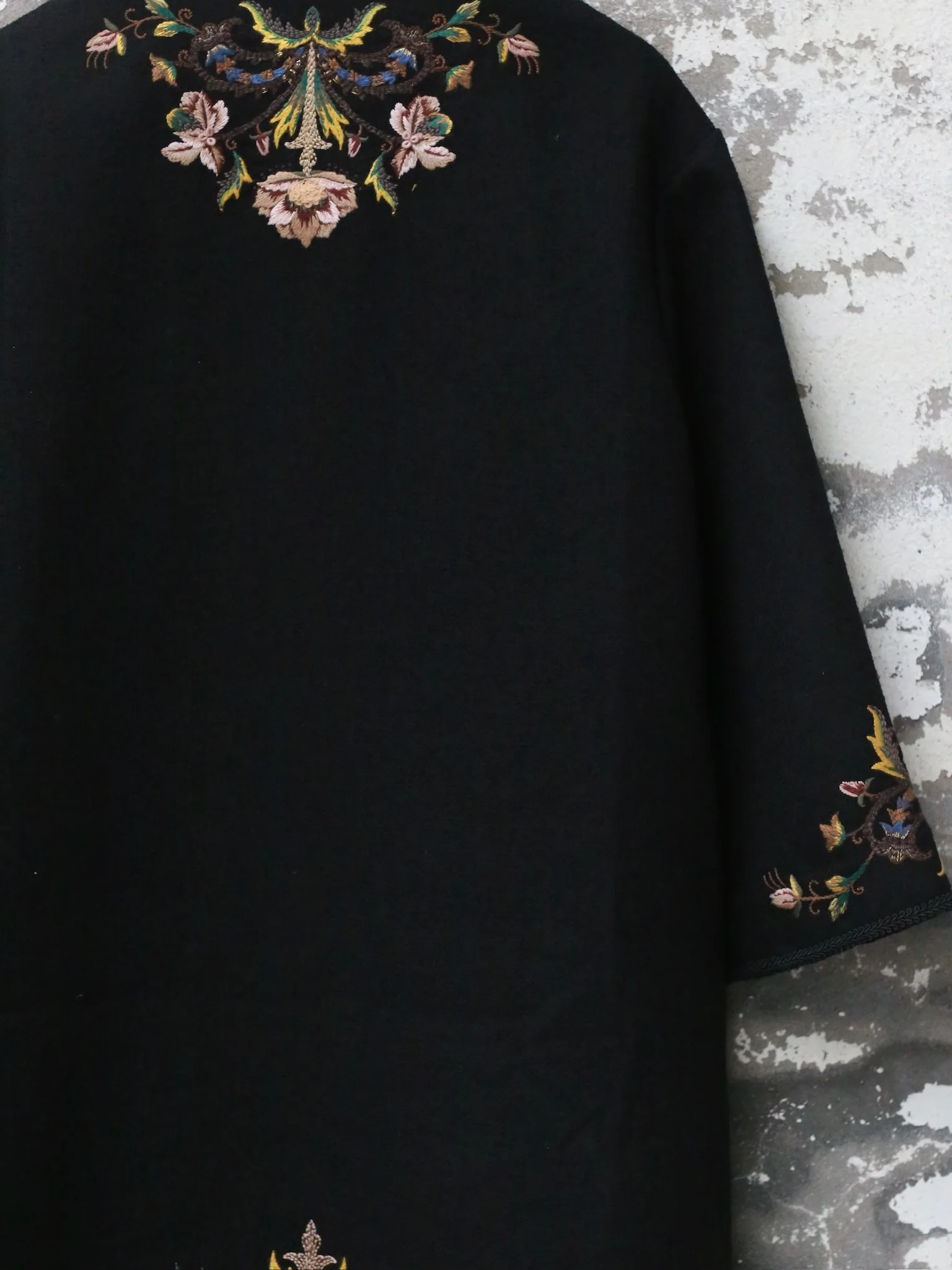 IN TO THE EAST 2025 Autumn/Winter Floral Embroidered Long Coat ITE-E1DGAW063BL22CO-HEI Black - Image 9