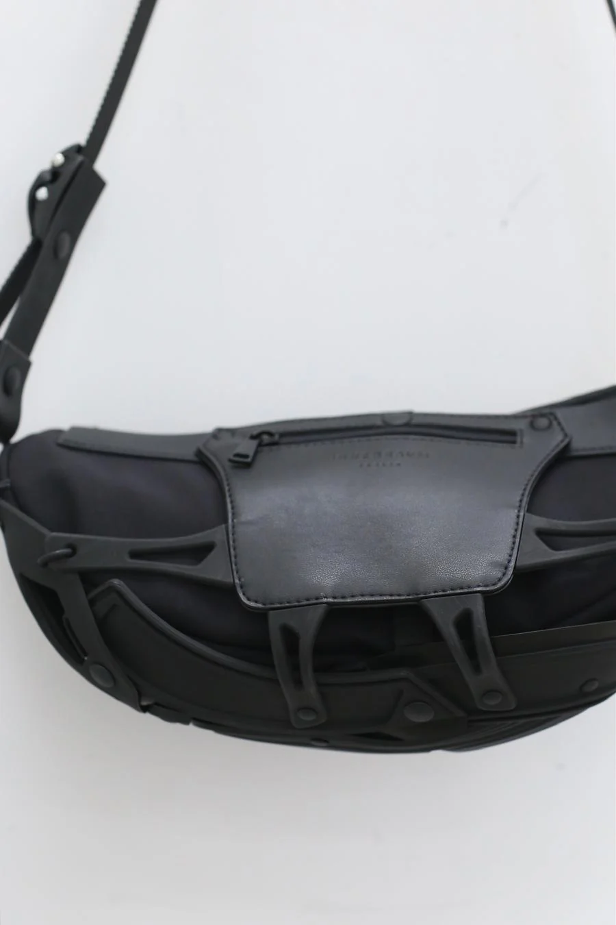 INNERRAUM Finney Belt Bag I30BMBKPV00 Matte Black PI17 - Image 4