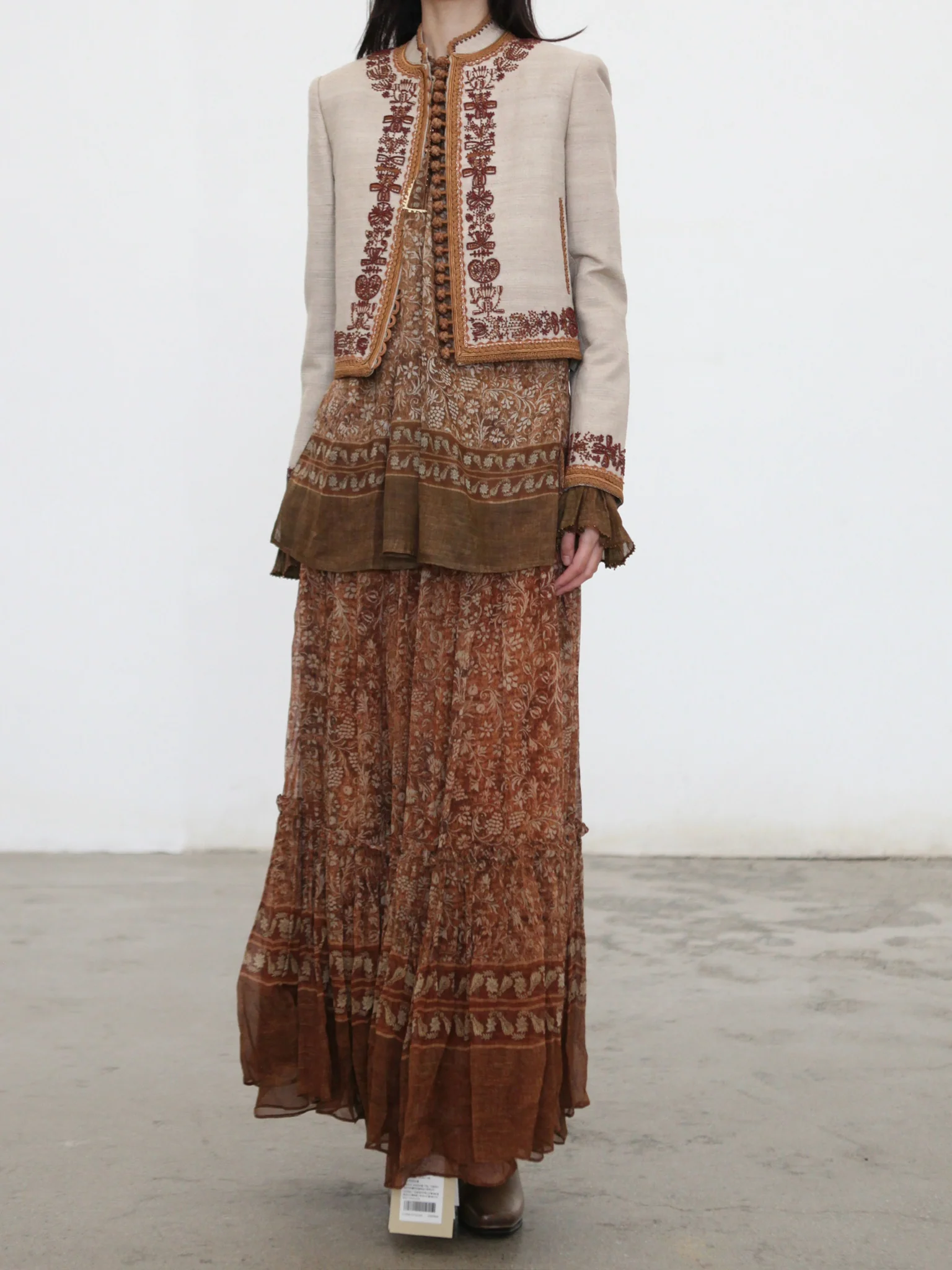 INTO THE EAST 2025 Autumn/Winter Brown Beaded Stand Collar Fold-Button Suit ITE-E1DGAW118SD23SU-SHA sand color - Image 3
