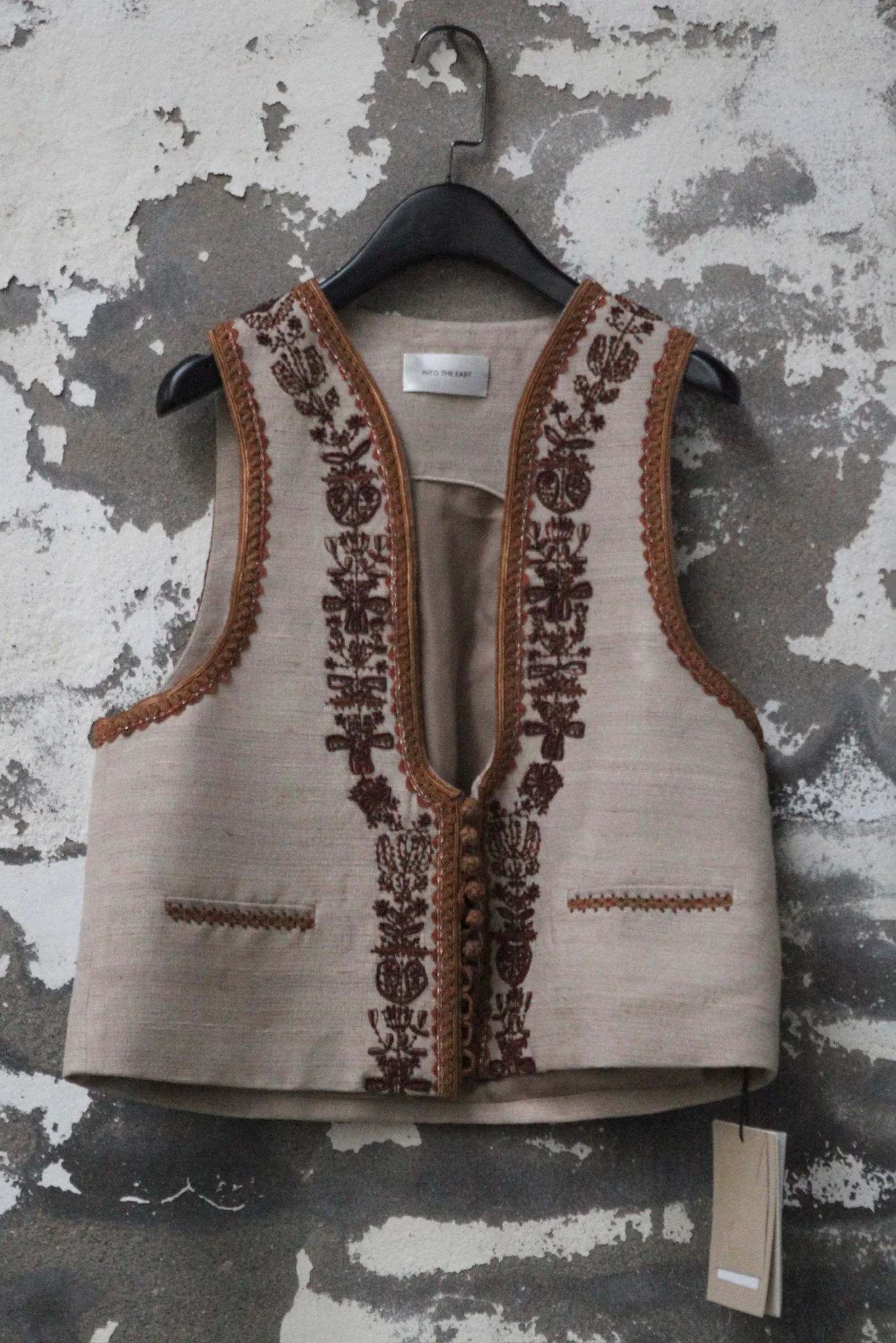 INTO THE EAST 2025 Autumn/Winter Brown Floral Beaded Ramie Top / Beaded U-Neck Vest ITE-E1DGAW117SD23VE-SHA Vest (ITE-E1DGAW127TN21TP)