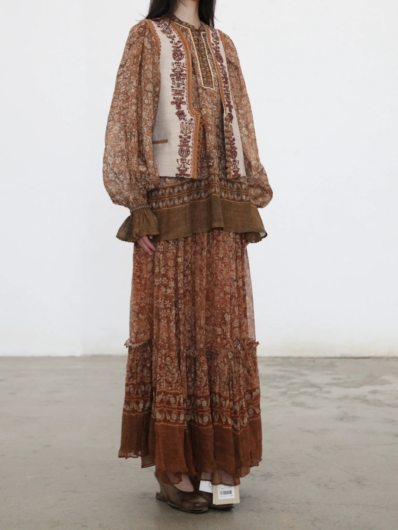 INTO THE EAST 2025 Autumn/Winter Brown Floral Beaded Ramie Top / Beaded U-Neck Vest ITE-E1DGAW117SD23VE-SHA Vest (ITE-E1DGAW127TN21TP) - Image 11