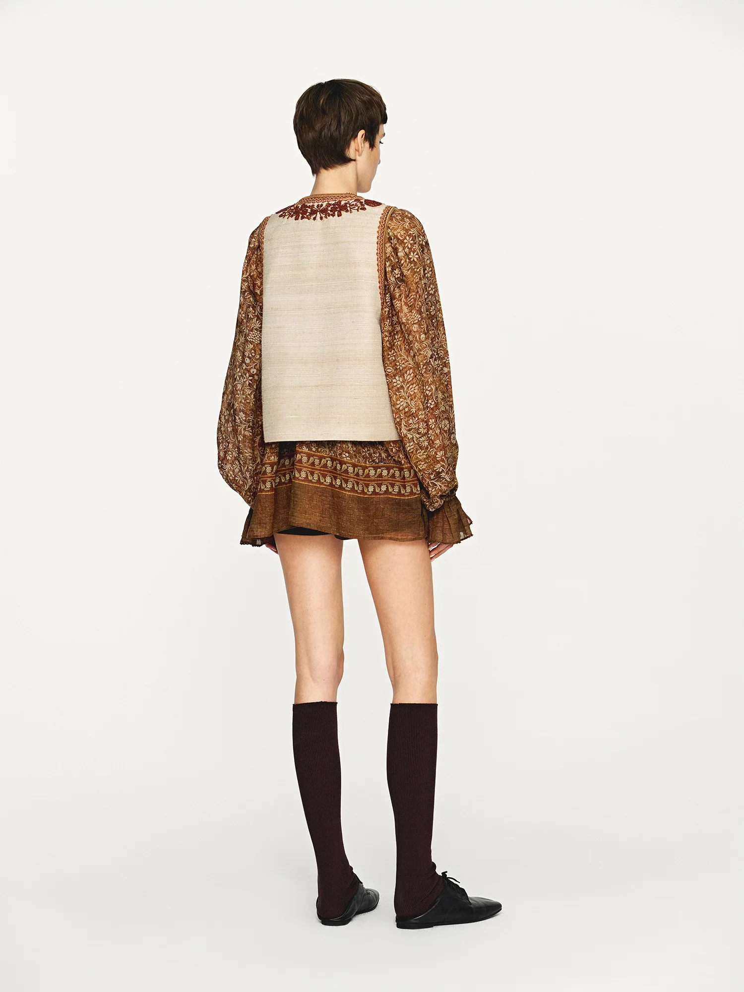 INTO THE EAST 2025 Autumn/Winter Brown Floral Beaded Ramie Top / Beaded U-Neck Vest ITE-E1DGAW117SD23VE-SHA Vest (ITE-E1DGAW127TN21TP) - Image 15