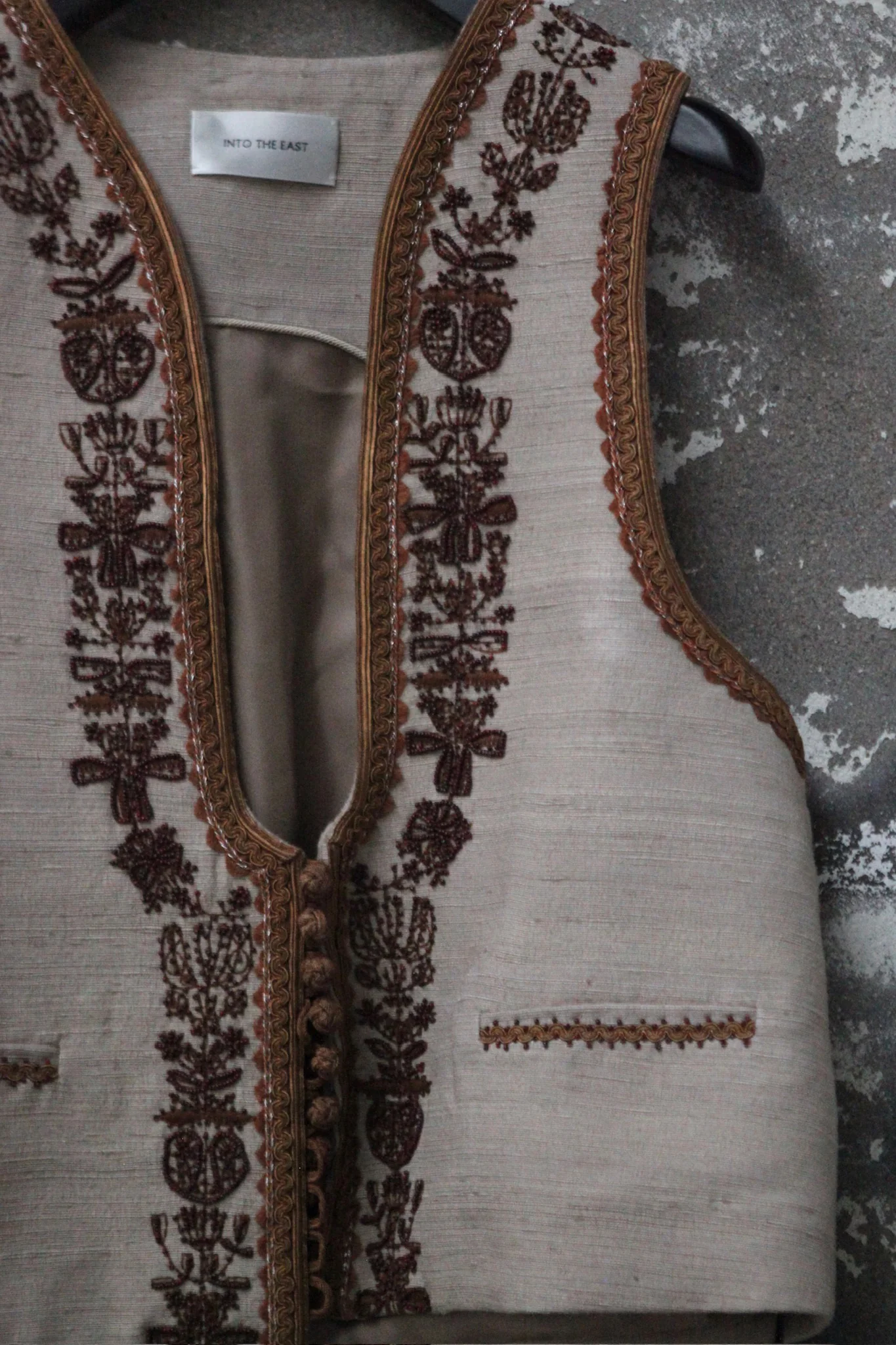 INTO THE EAST 2025 Autumn/Winter Brown Floral Beaded Ramie Top / Beaded U-Neck Vest ITE-E1DGAW117SD23VE-SHA Vest (ITE-E1DGAW127TN21TP) - Image 2