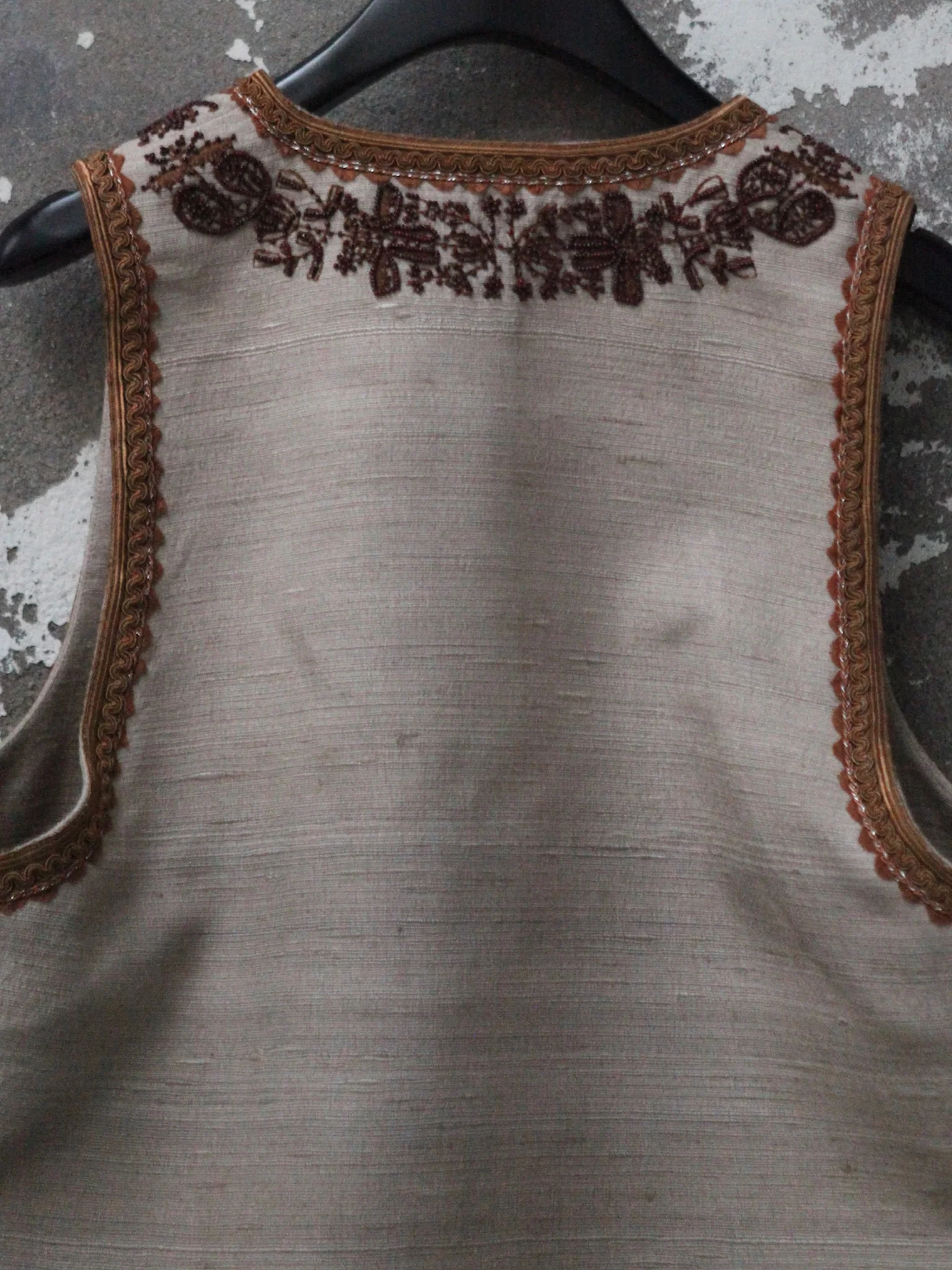 INTO THE EAST 2025 Autumn/Winter Brown Floral Beaded Ramie Top / Beaded U-Neck Vest ITE-E1DGAW117SD23VE-SHA Vest (ITE-E1DGAW127TN21TP) - Image 3