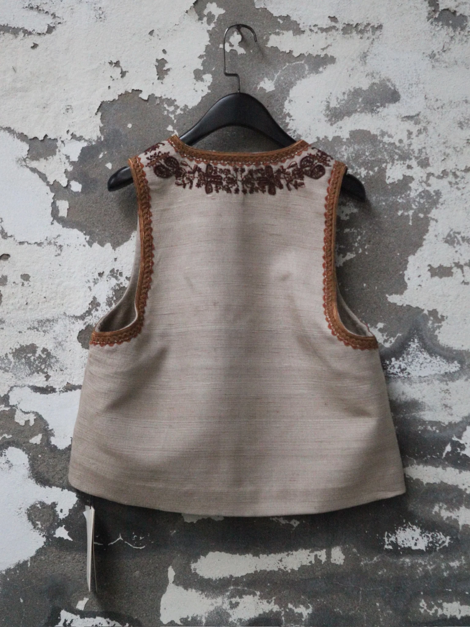 INTO THE EAST 2025 Autumn/Winter Brown Floral Beaded Ramie Top / Beaded U-Neck Vest ITE-E1DGAW117SD23VE-SHA Vest (ITE-E1DGAW127TN21TP) - Image 4