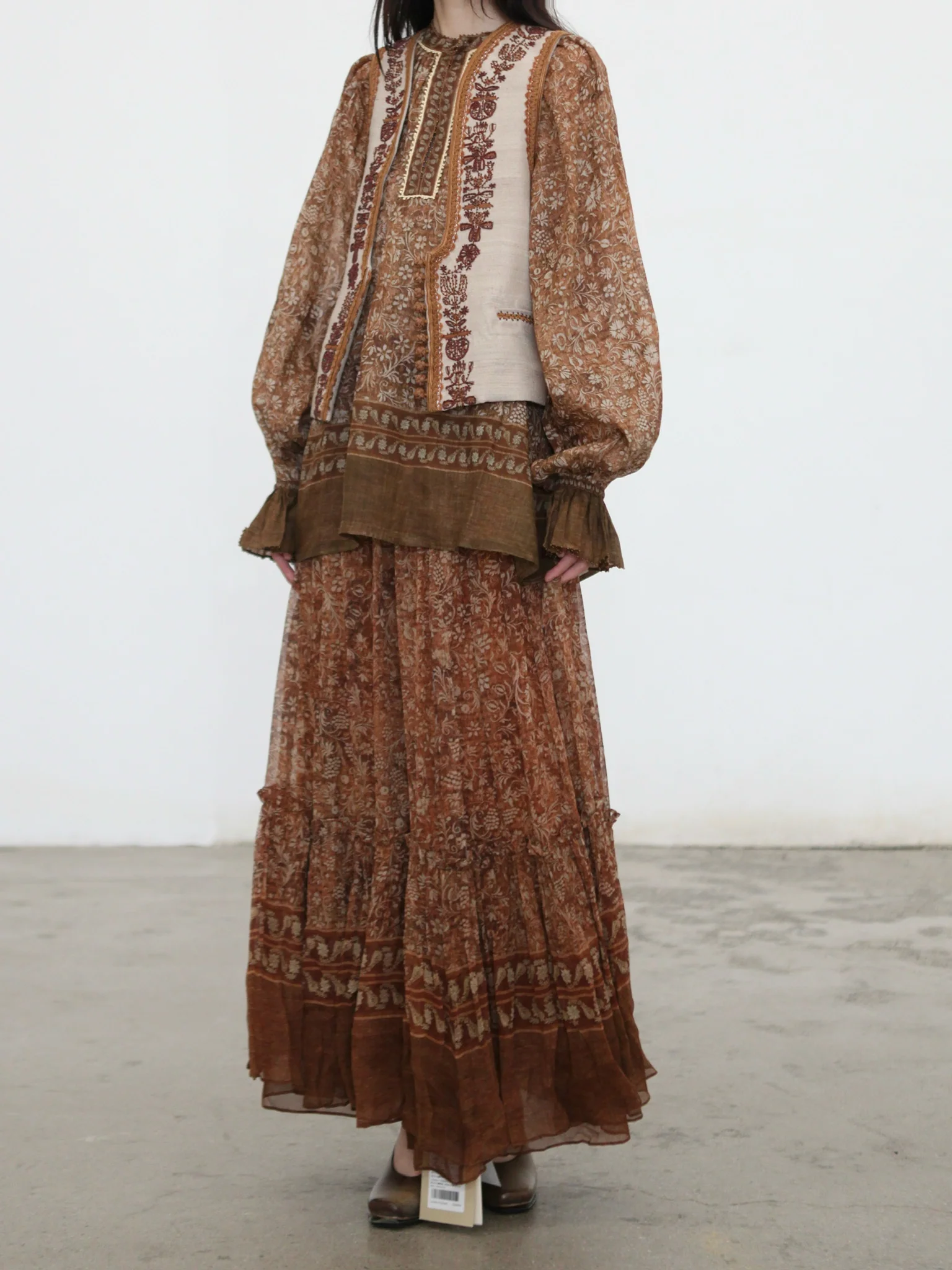 INTO THE EAST 2025 Autumn/Winter Brown Floral Beaded Ramie Top/Beaded U-Neck Vest ITE-E1DGAW127TN21TP-HE Shirt - Image 17
