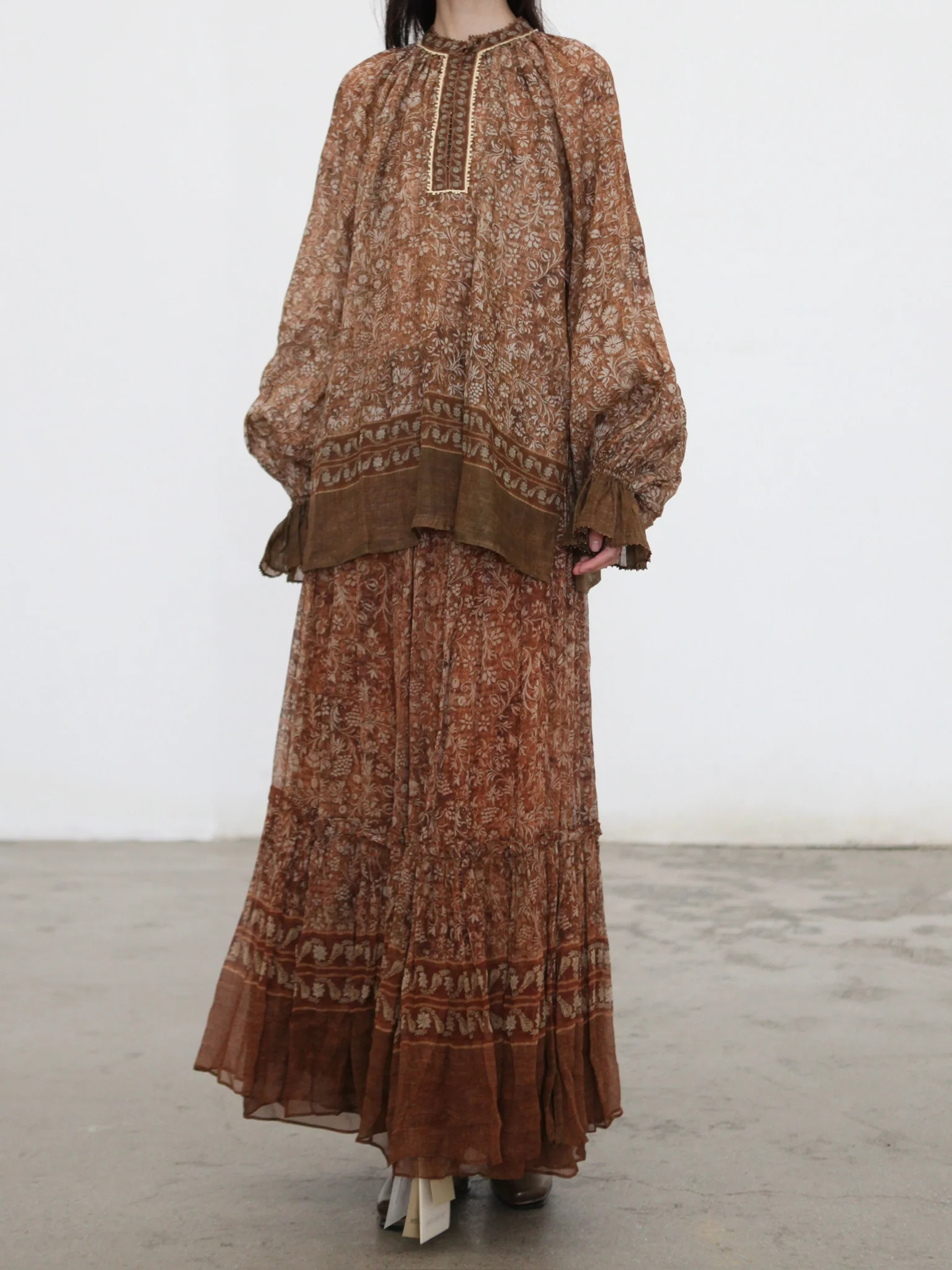 INTO THE EAST 2025 Autumn/Winter Brown Floral Beaded Ramie Top/Beaded U-Neck Vest ITE-E1DGAW127TN21TP-HE Shirt - Image 4