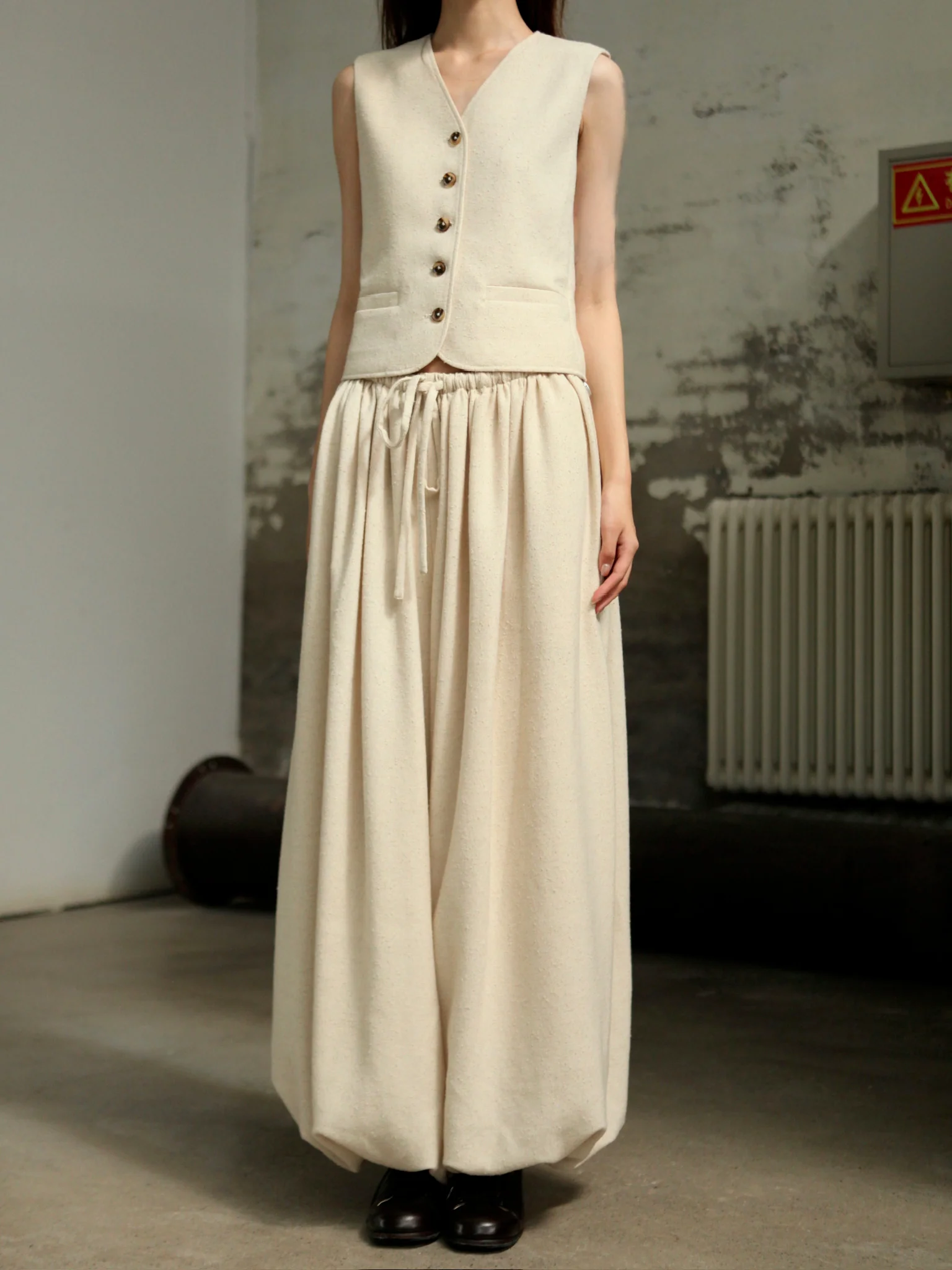 INTO THE EAST 2025 Autumn/Winter Ivory White Textured V-Neck Vest/Lantern Pants ITE-E1DGAW107IY20PT-XYB Pants (ITE-E1DGAW100IY20VE) - Image 7