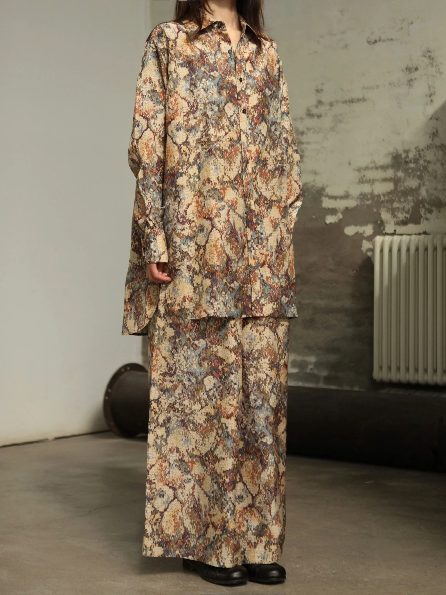 INTO THE EAST 25 Autumn/Winter Mosaic Molded Collar Silk/Cotton Shirt, Drawstring Straight Leg Pants ITE-E1DGAW081NCC21SH-HUA Long Shirt (ITE-E1DGAW080NCC21SH) - Image 3