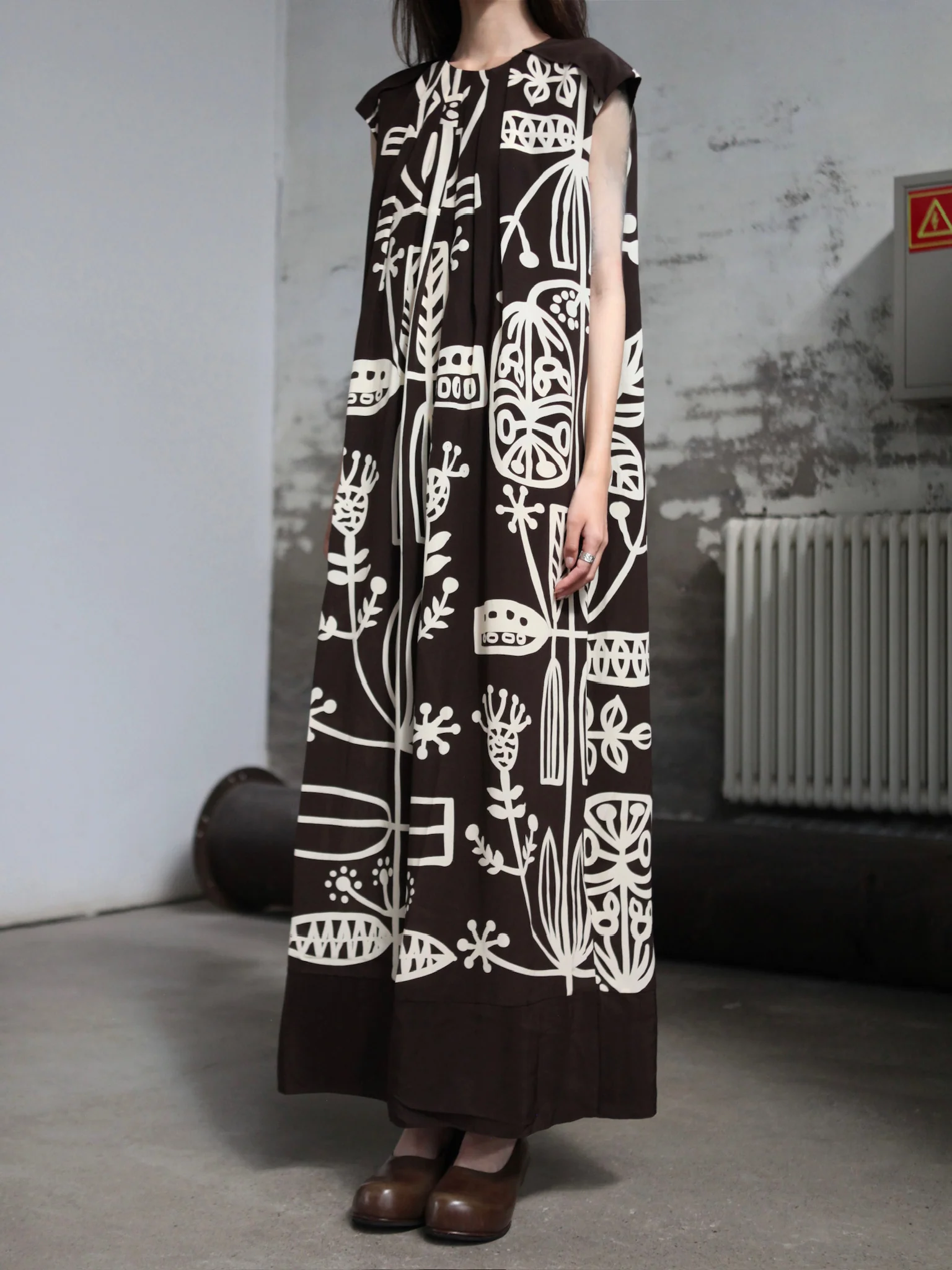 INTO THE EAST 25 Autumn/Winter Silk Totem Pleated Dress ITE-E1DGSS013CF21DS-KA Brown - Image 3