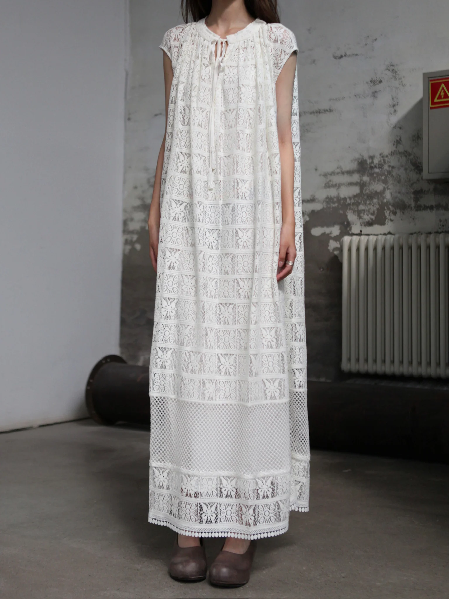 INTO THE EAST 25 Autumn/Winter Water-soluble Floral Round Neck Drawstring Dress ITE-E1DGSS030WT20DS-BAI White - Image 3