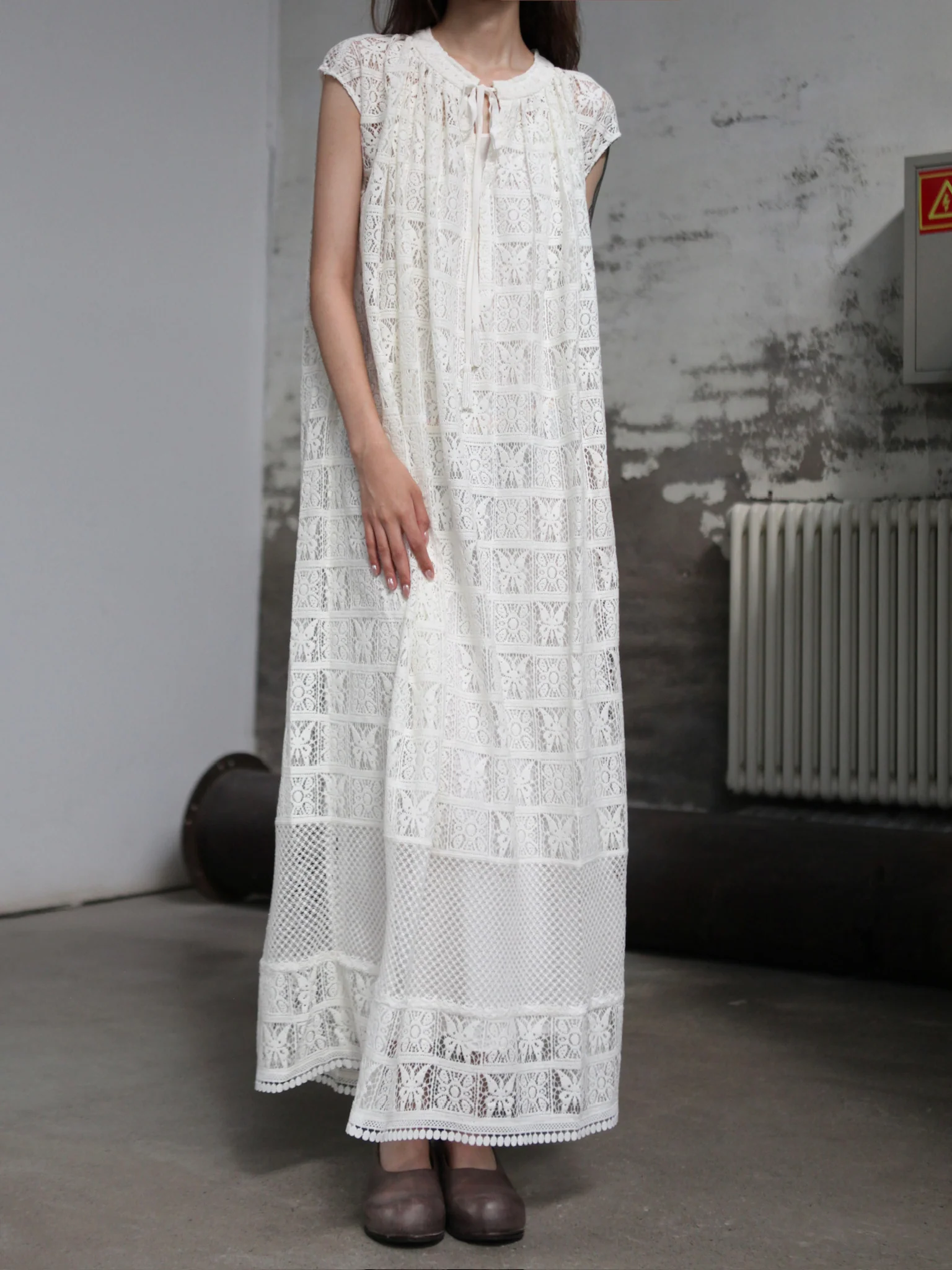INTO THE EAST 25 Autumn/Winter Water-soluble Floral Round Neck Drawstring Dress ITE-E1DGSS030WT20DS-BAI White - Image 4