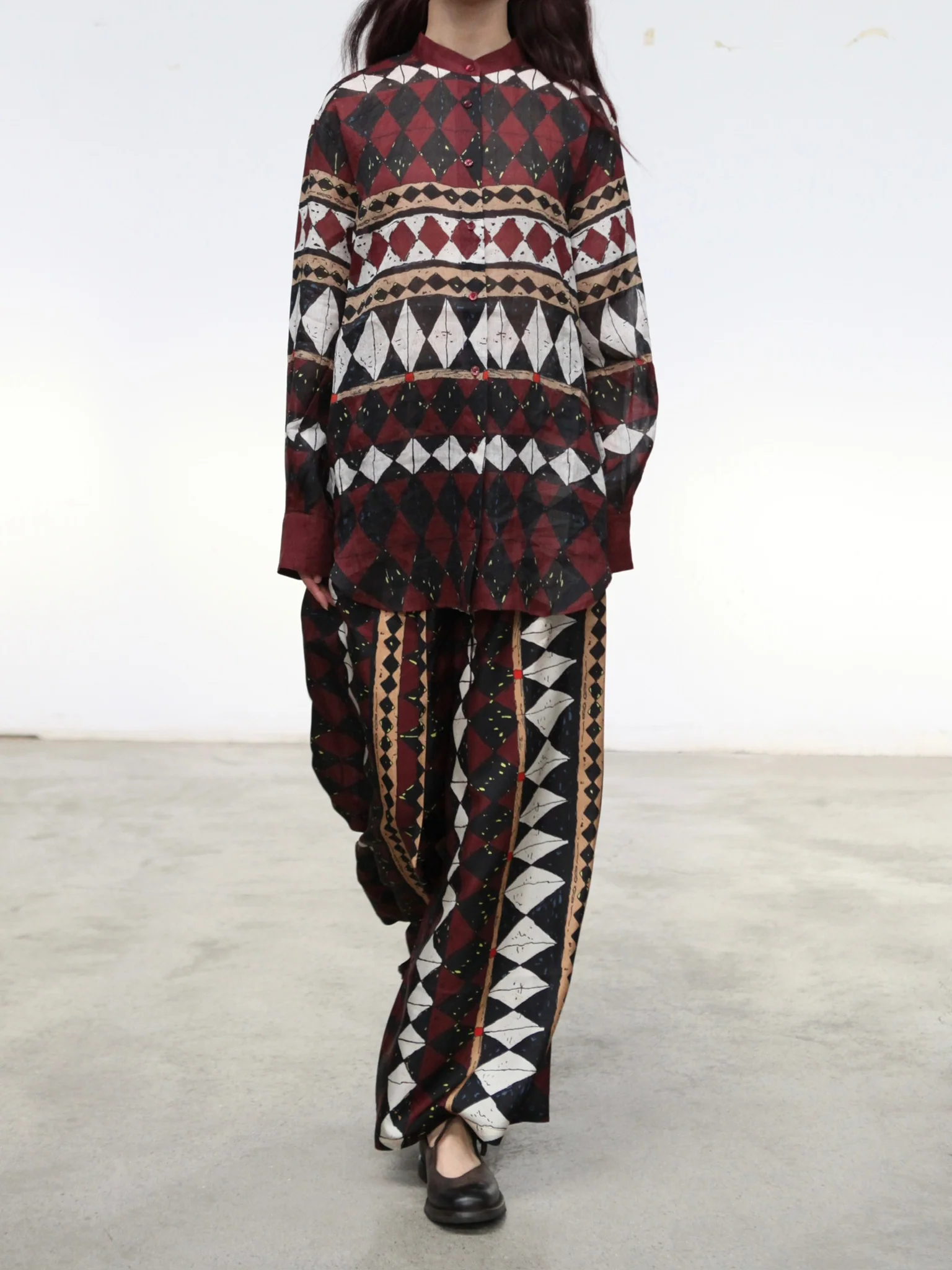 INTO THE EAST 25 Spring/Summer Ramie Geometric Small Round Neck Shirt ITE-E1DGSS006BR21SH-HZ Red Brown - Image 3