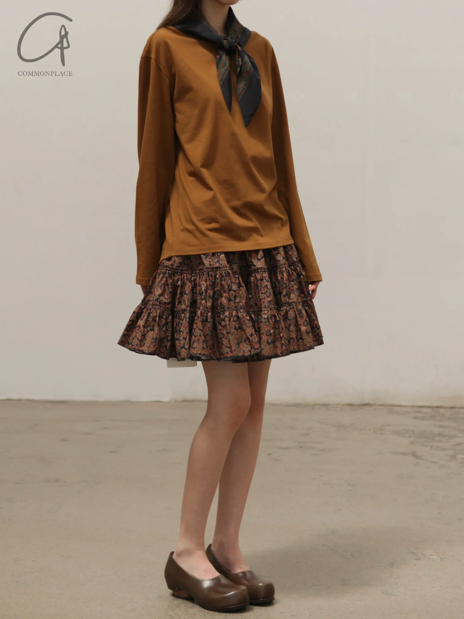 INTO THE EAST Cashew Square Long Sleeve T-shirt Series ITE-E1DGSC039LTBR20TS-QZ Brown/Black (E1DGSC040WT20TS) - Image 3