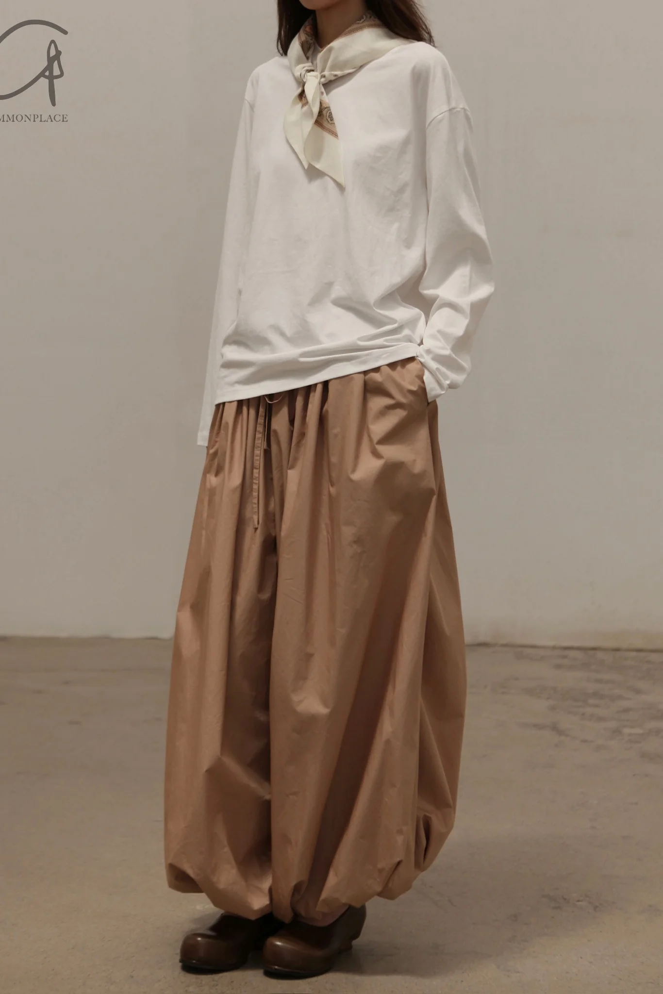 INTO THE EAST Cashew Square Scarf Long Sleeve T-Shirt Series ITE-E1DGSC040WT20TS-BAI White - Image 2