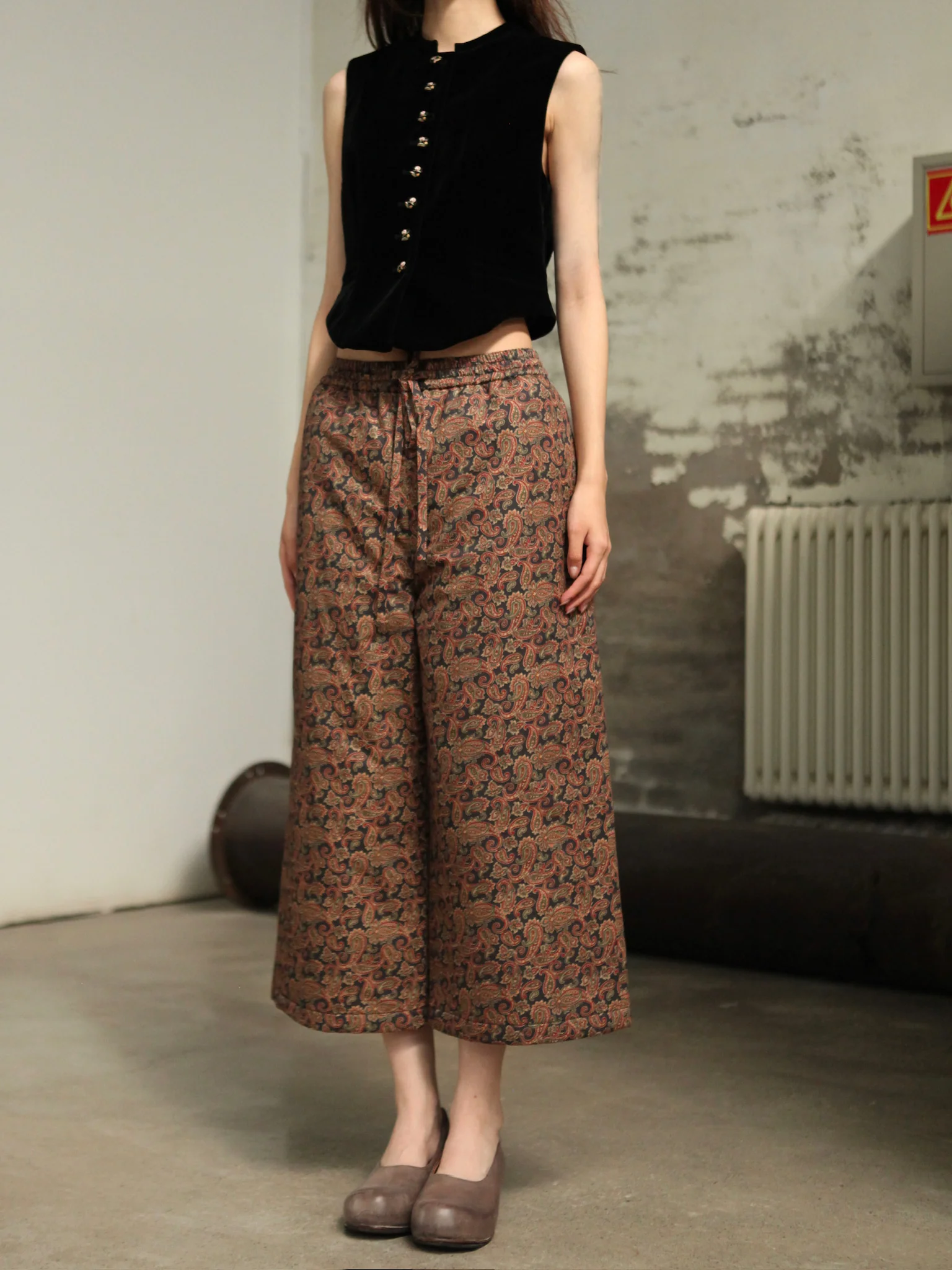 INTO THE EAST Dark Brown Paisley Pattern Quilted Capri Pants ITE-E1DGSC020NCC21PT-HUA Pattern - Image 6