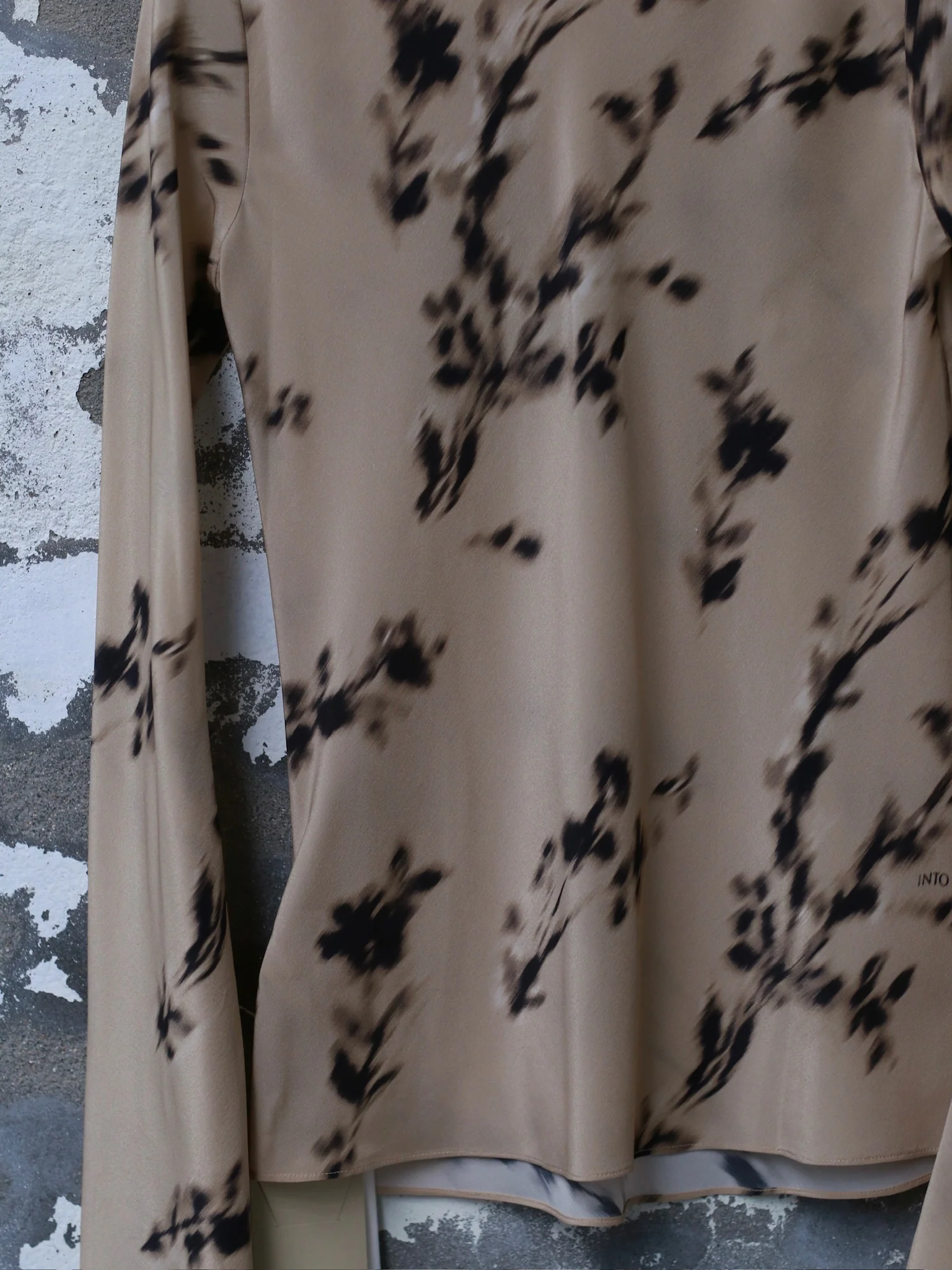 INTO THE EAST Silk Flower Shadow Long Sleeve Top T-shirt ITE-E1DGSS008KT21TP-QKQ Light Khaki - Image 9