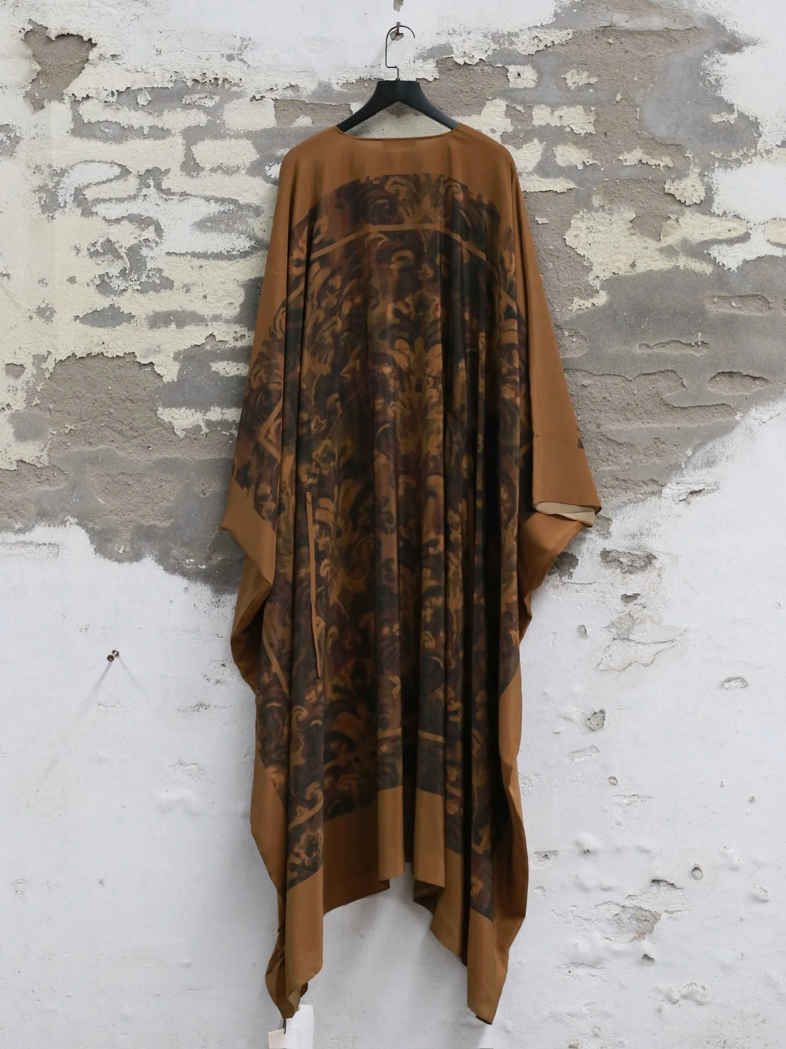 INTO THE EAST Spring/Summer 2026: Acanthus Leaf Oil Paint Solid Color Trim Dress ITE-E1JBSSDS21006BR-CZ Tea Brown - Image 10