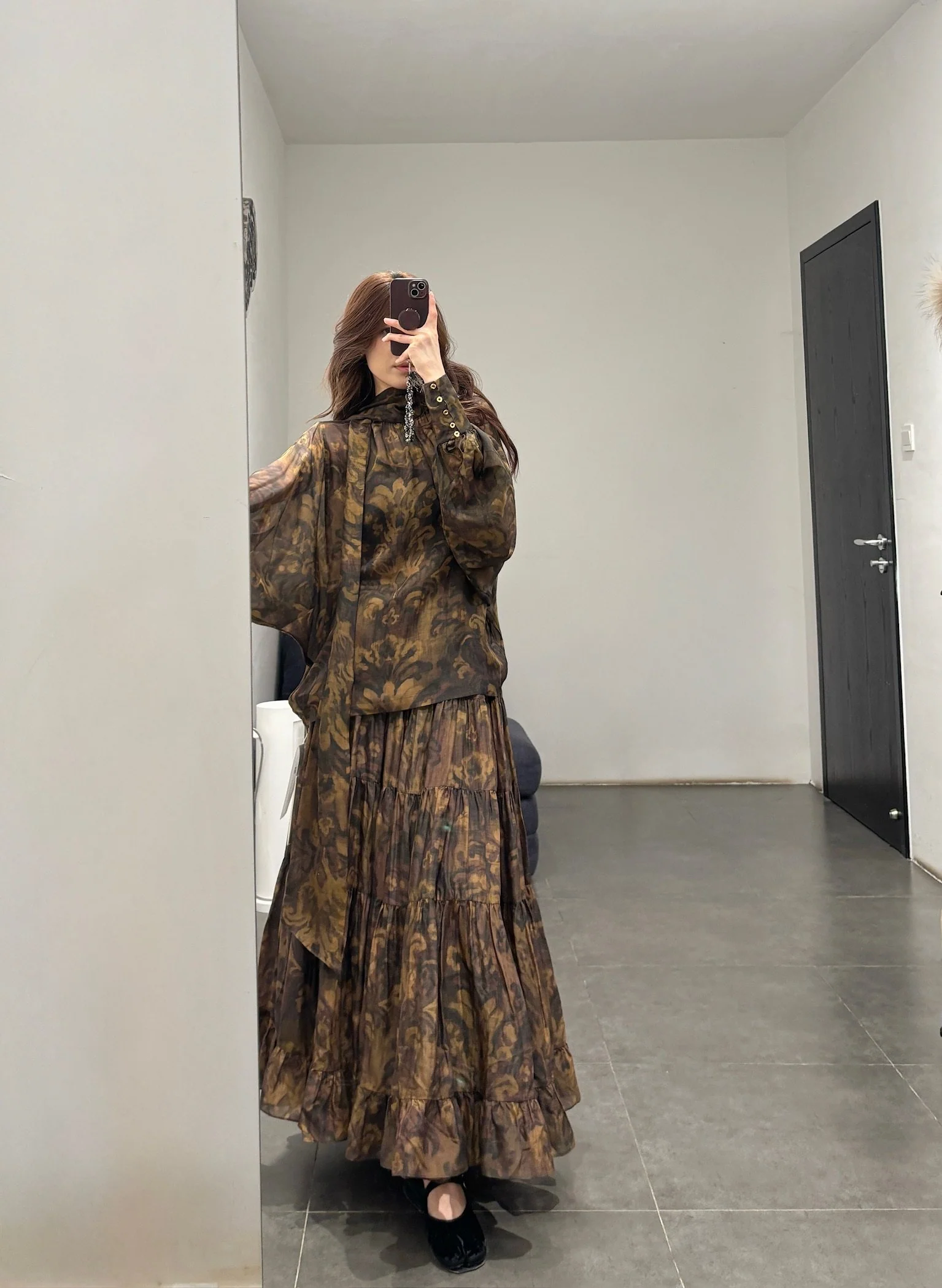 INTO THE EAST Spring/Summer 2026: Acanthus Oil Paint Ribbon Top/Apron Skirt ITE-E1JBSSSK21004BR-CZ Skirt (E1JBSSTP21002) - Image 15