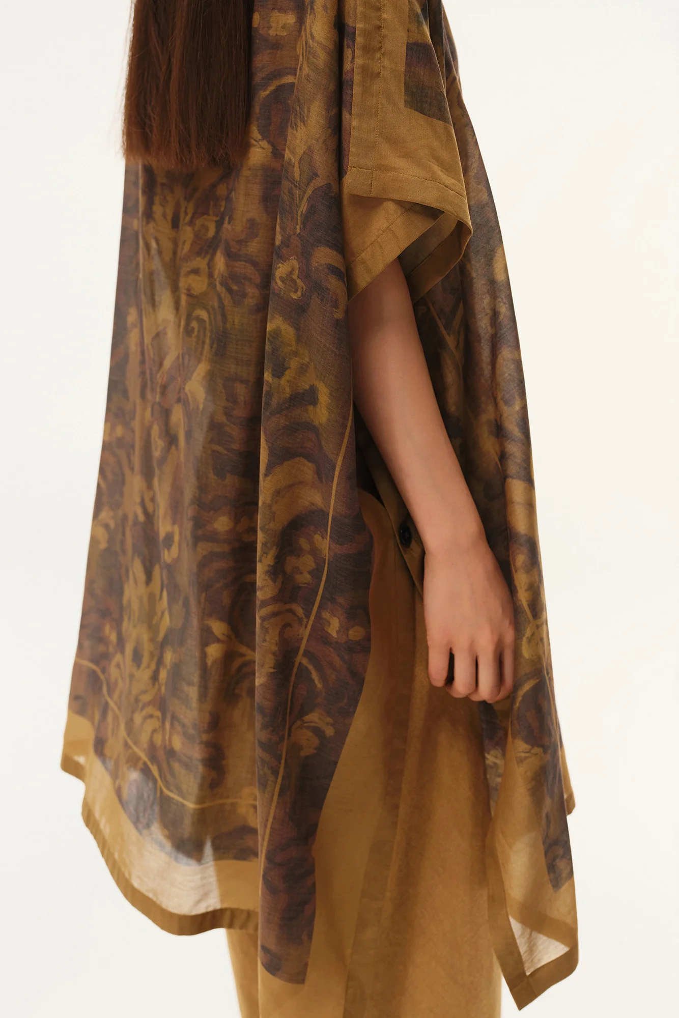 INTO THE EAST Spring/Summer 2026: Acanthus Oil Paint Shawl/Cape Top ITE-E1JBSSTP21004-CZ (Tea Brown) - Image 2