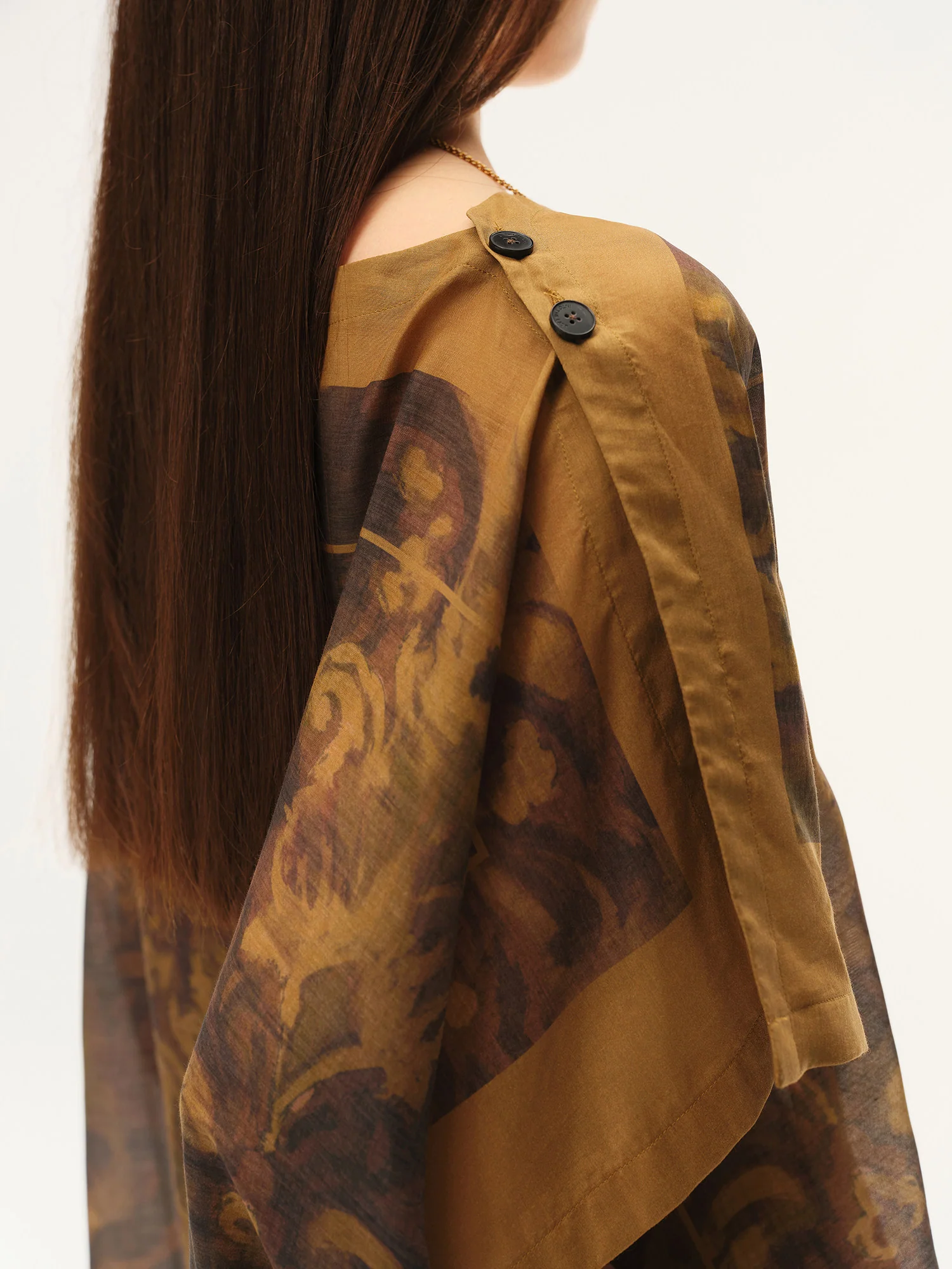 INTO THE EAST Spring/Summer 2026: Acanthus Oil Paint Shawl/Cape Top ITE-E1JBSSTP21004-CZ (Tea Brown) - Image 3
