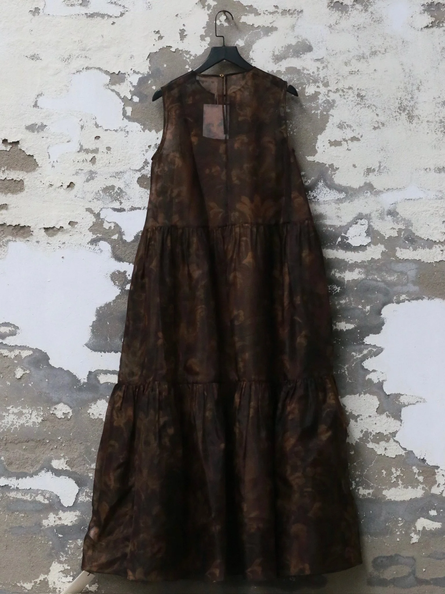 INTO THE EAST Spring/Summer 2026: Acanthus Oil Paint Tower-Shaped Sleeveless Dress ITE-E1JBSSDS21005BR-CZ (Tea Brown) - Image 11