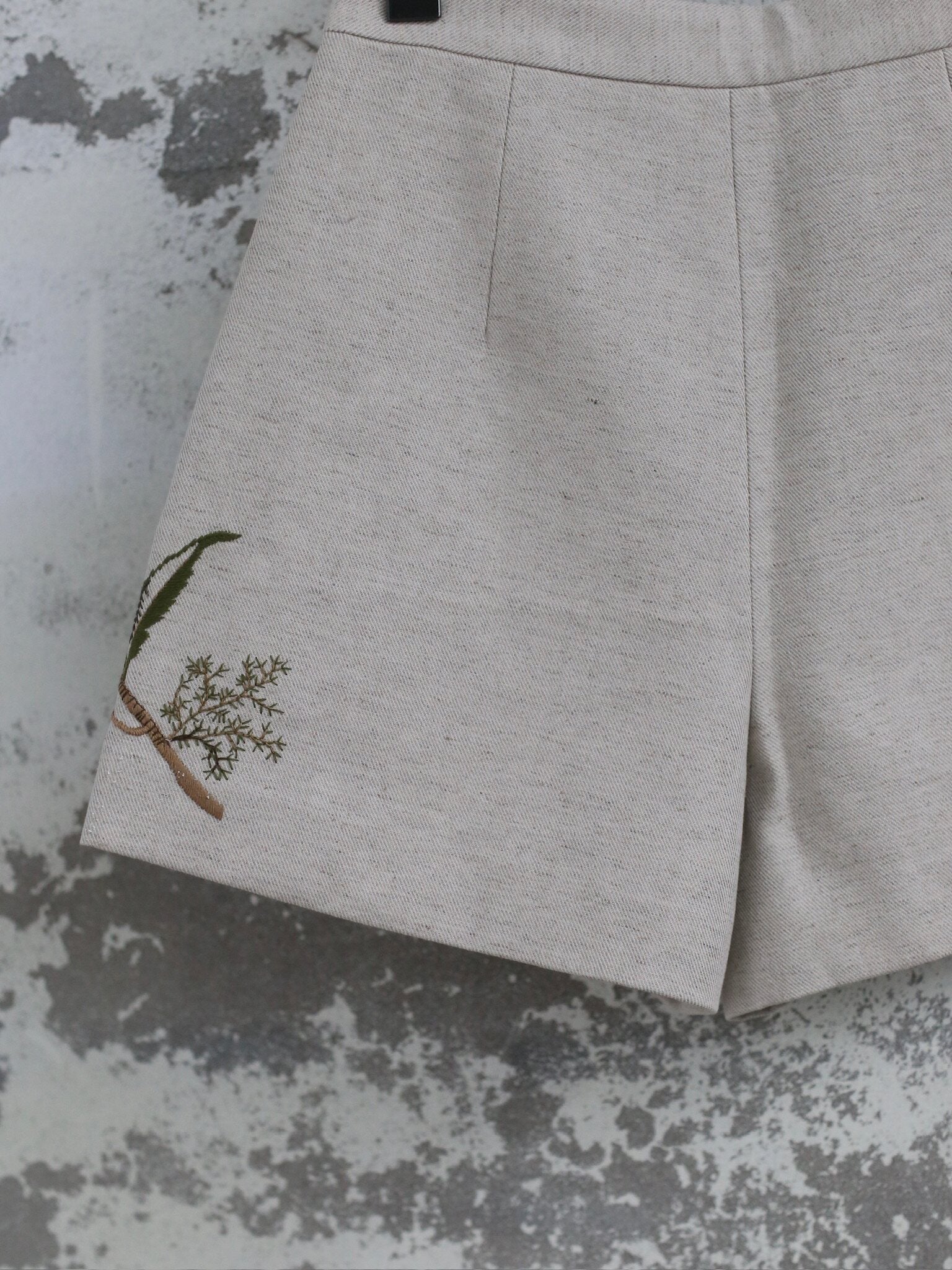 INTO THE EAST Spring/Summer 2026 Floral, Bird, and Tree Embroidered Shorts ITE-E1JBSSPT22019BGE-MB Off-white - Image 3